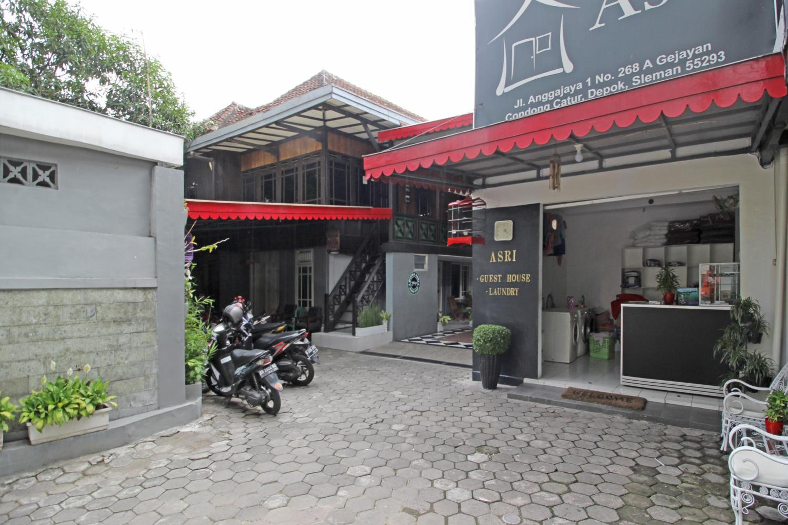 RedDoorz near Terminal Condong Catur view 2