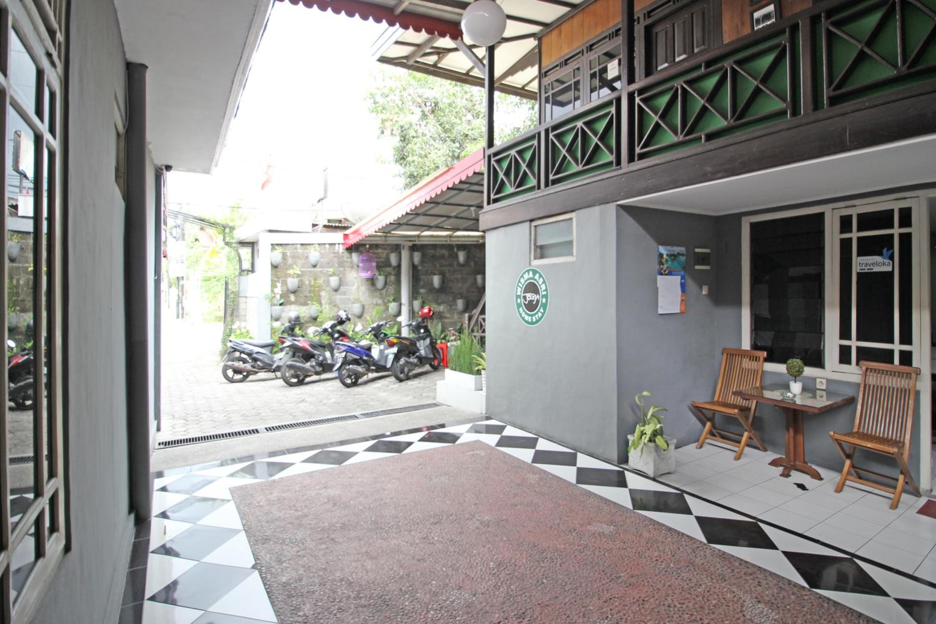 RedDoorz near Terminal Condong Catur view 5
