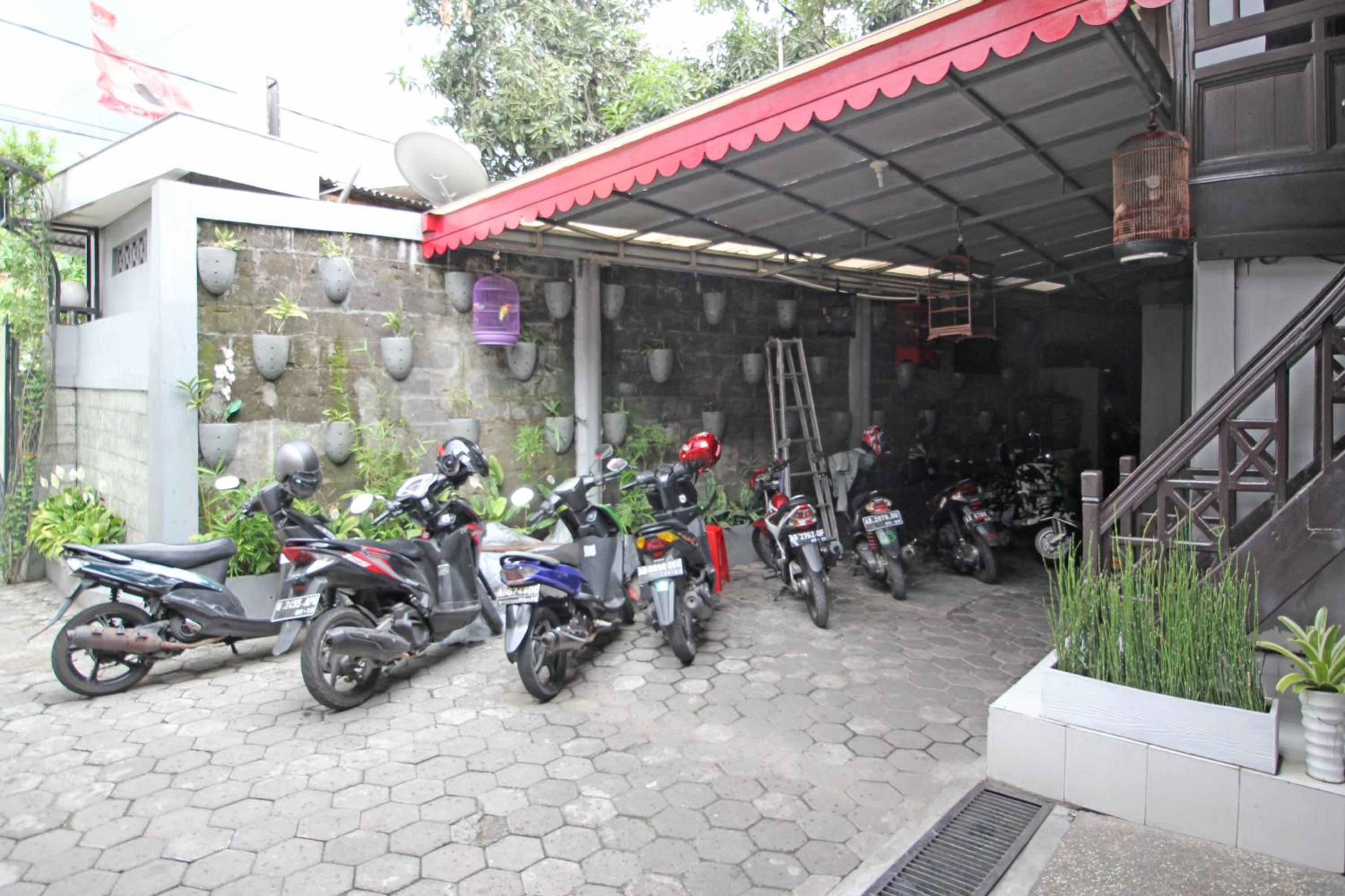 RedDoorz near Terminal Condong Catur view 4