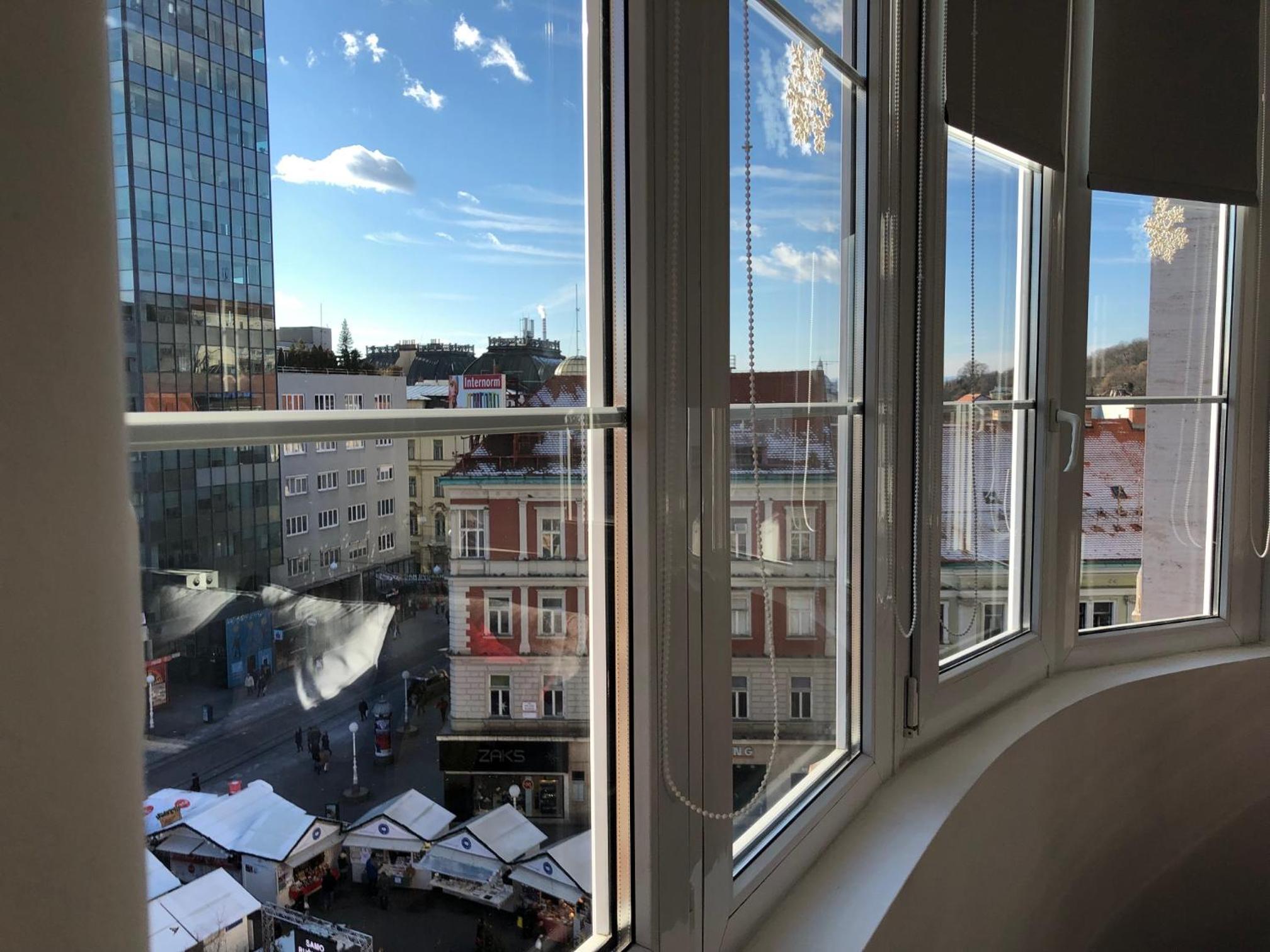 Main Square Oval Apartment view 2