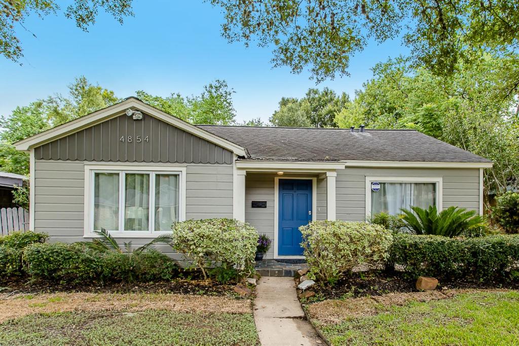 The Blue Door Bungalow - Luxury Home Downtown Houston view 3