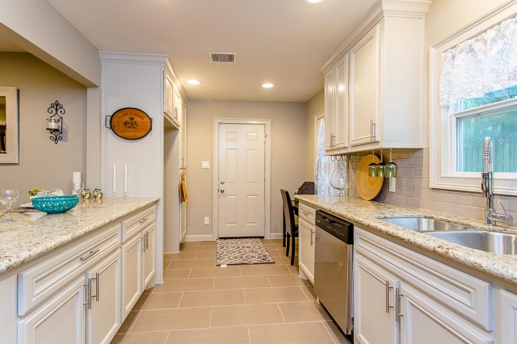 The Blue Door Bungalow - Luxury Home Downtown Houston view 4