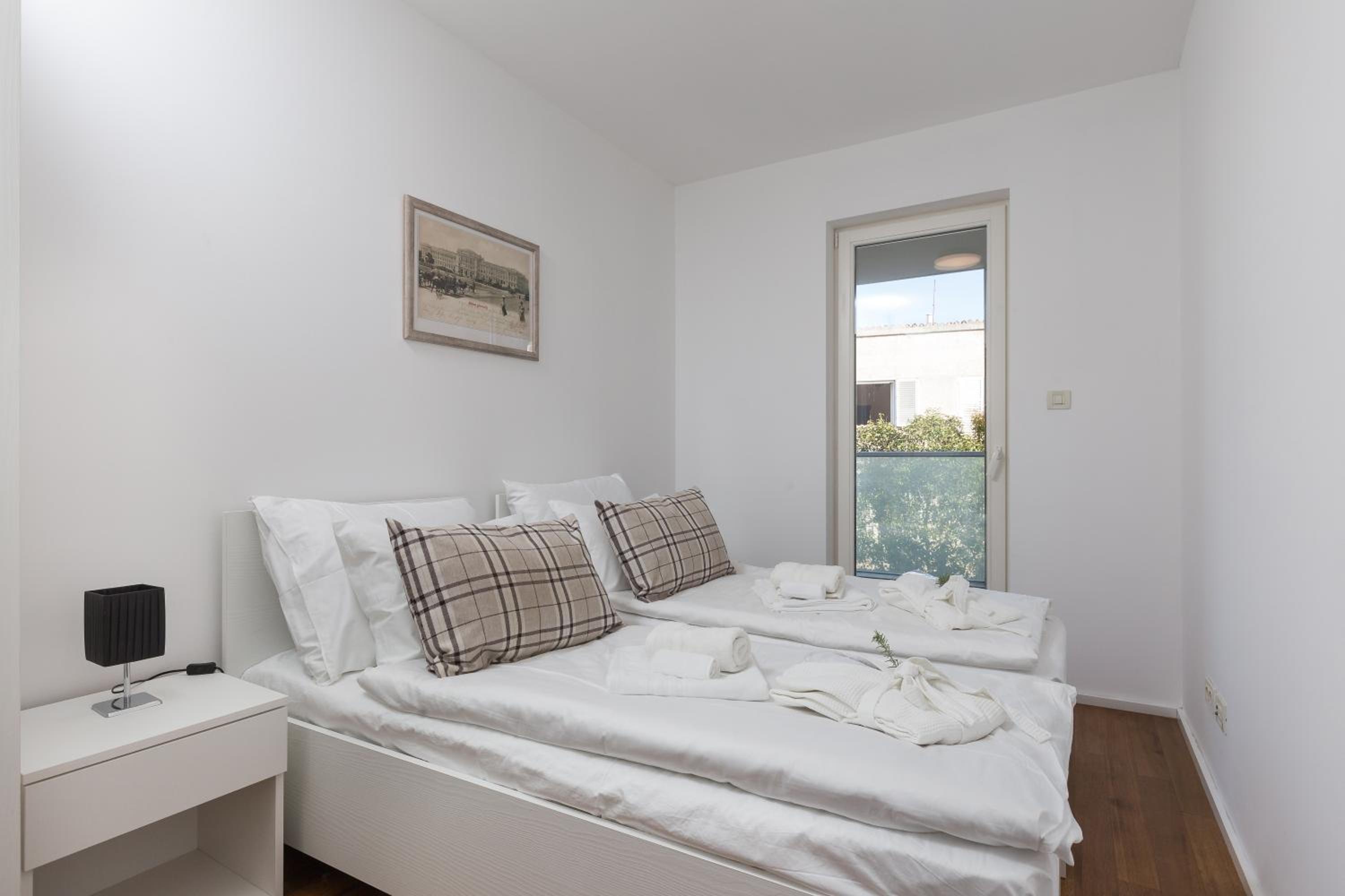 Apartments Nav