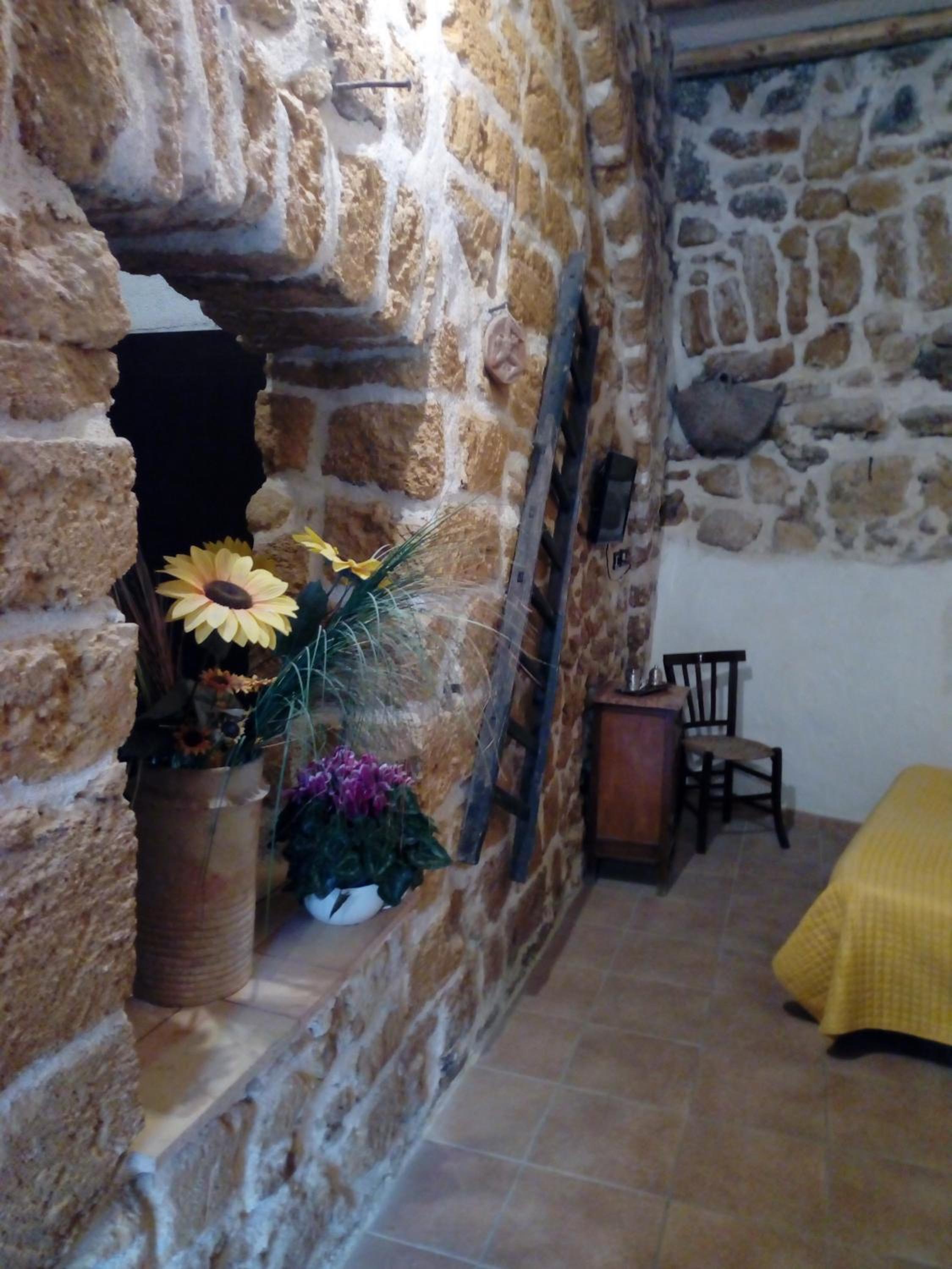 B&B Le Lumìe L' antico Cortile Camere Con Cucina Privata With Private Kitchen view 3