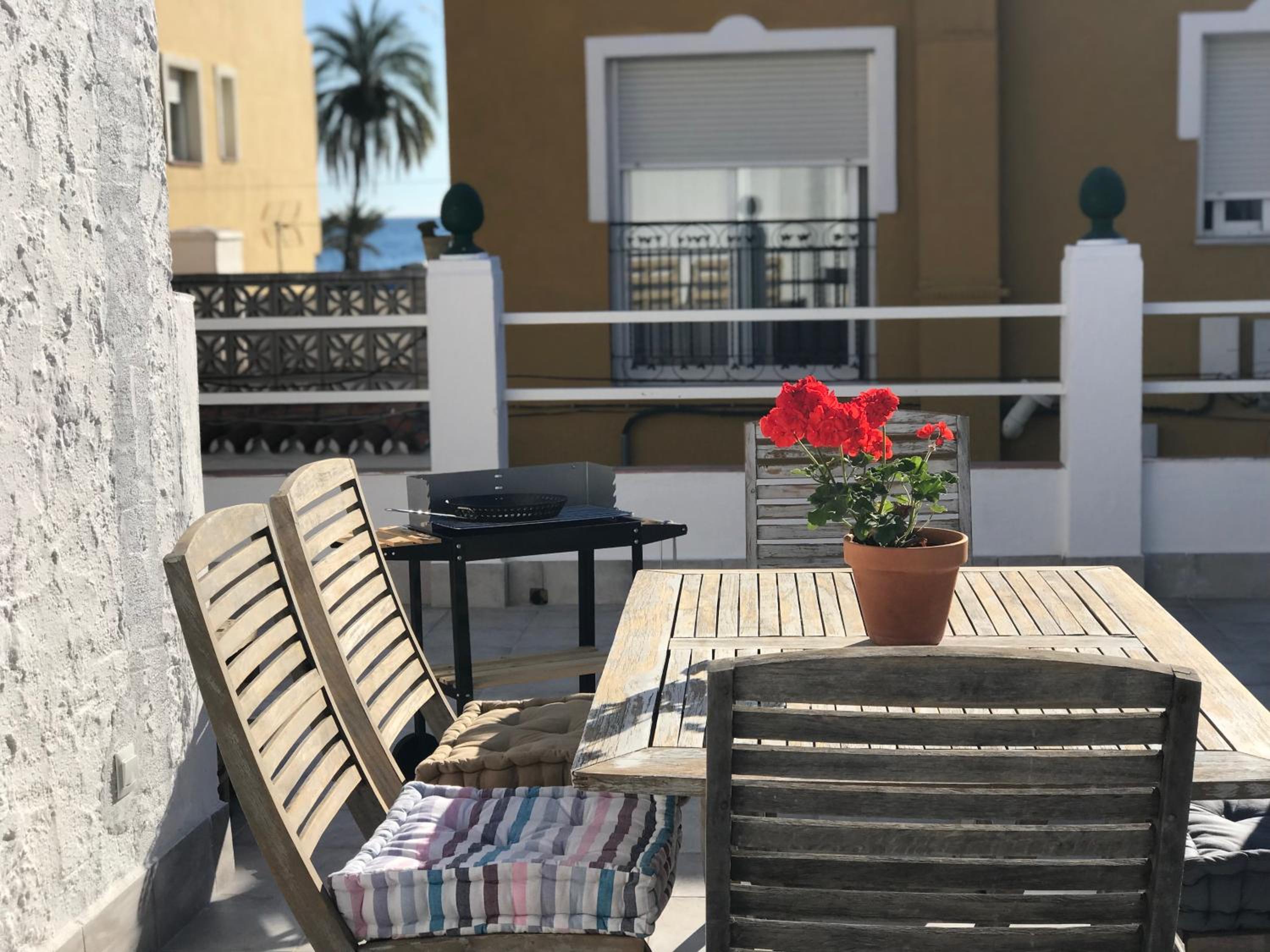 Malaga Beach House, 2 city bikes, 2 children's bikes, WiFi, BIG terrace, BBQ, Family, Childfriendly
