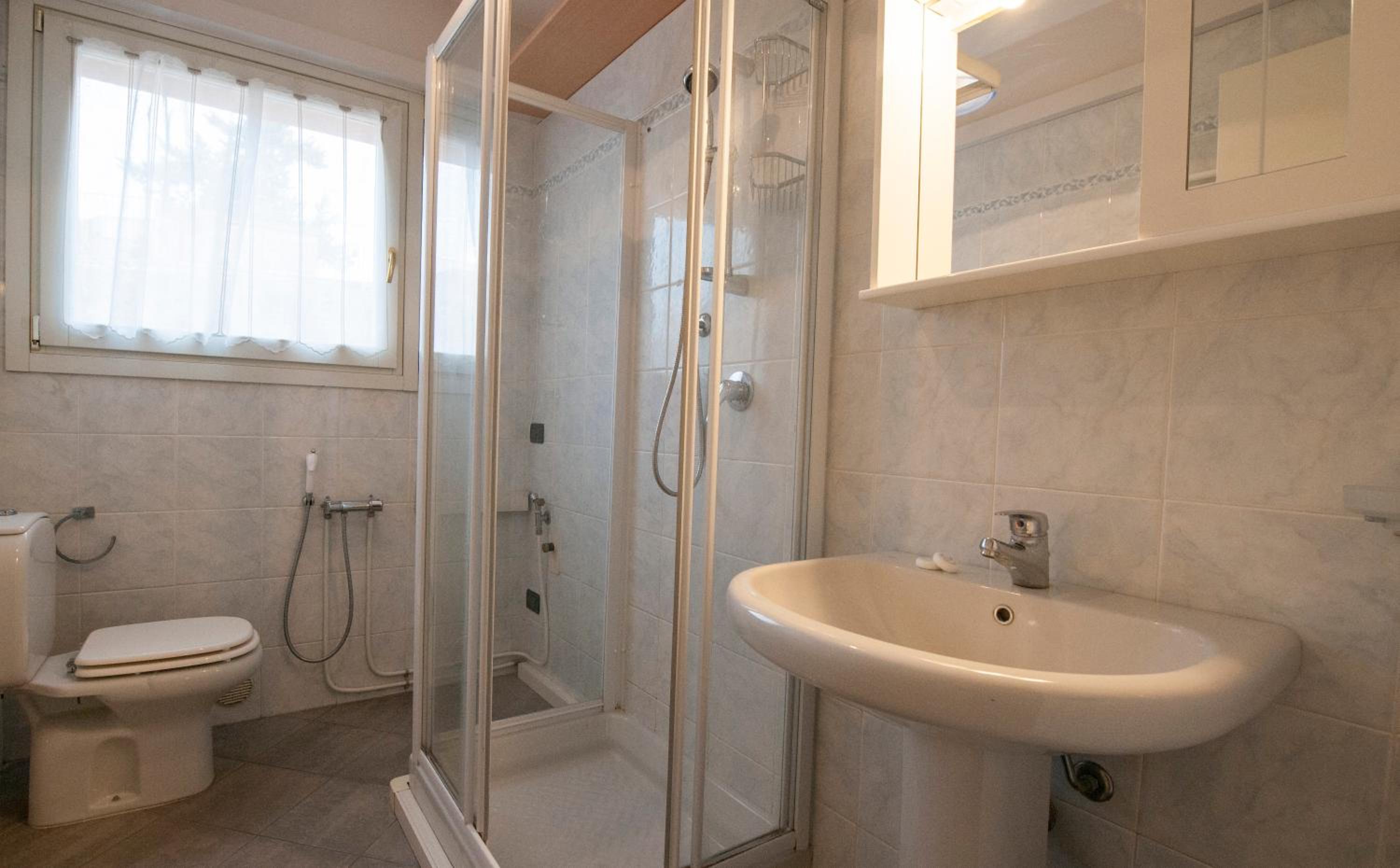Il cardinale en Pisa — bathroom