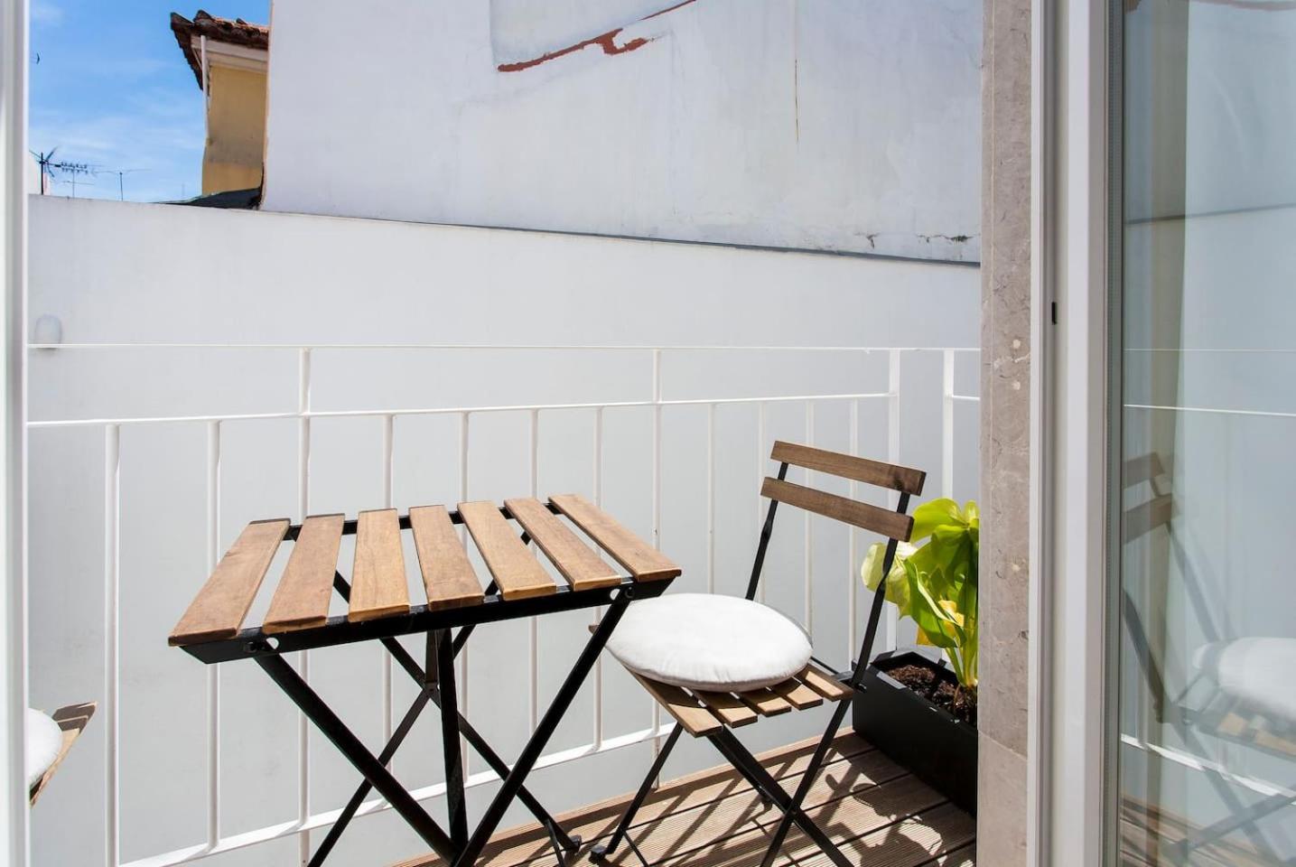 Exquisit Flat Left view 4