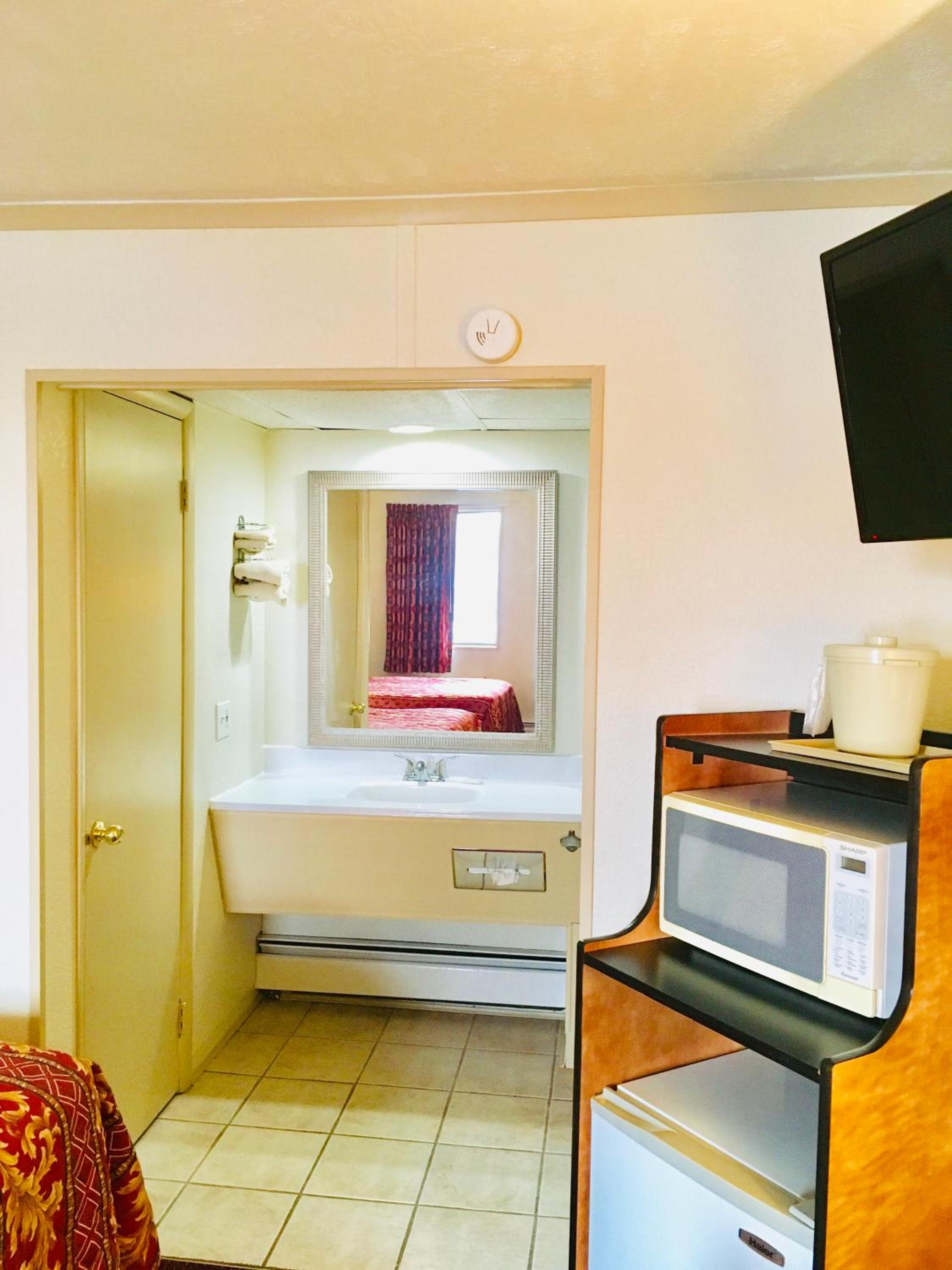 Granada Inn Motel - Kalkaska - Property Image 4