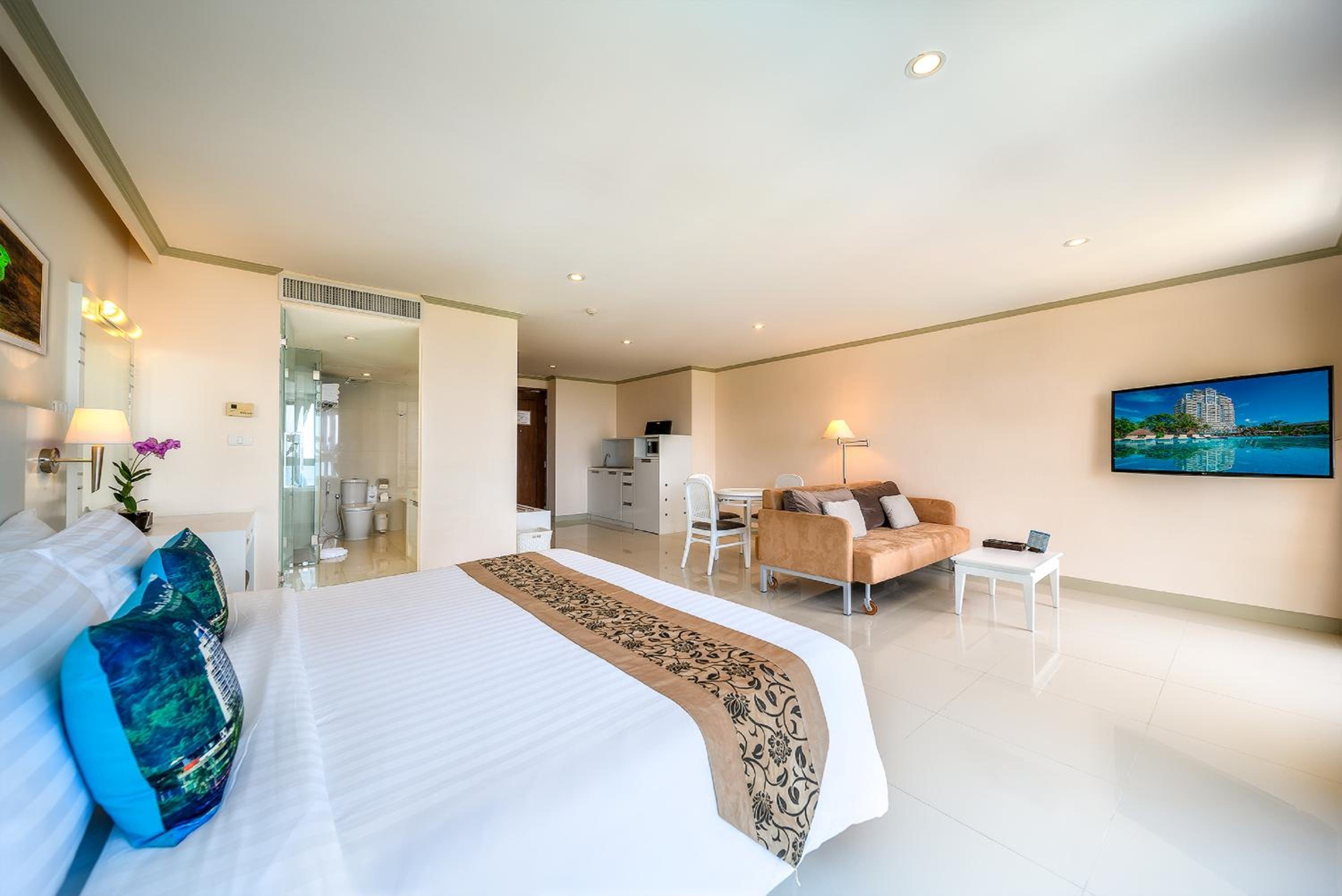 Andaman Beach Suites Hotel, Patong Phuket — photo 91