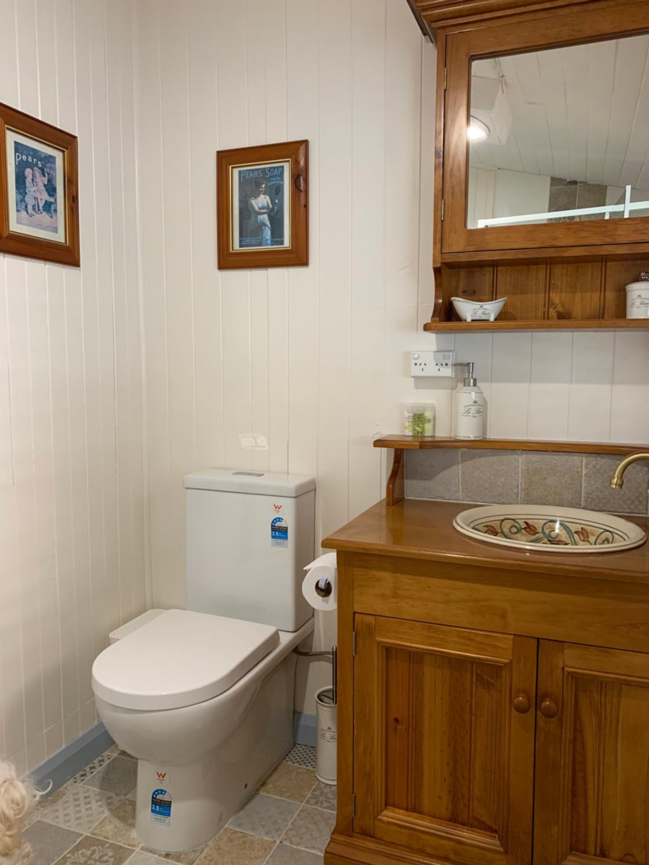 Cherry Blossom Cottage-with country charm and spa