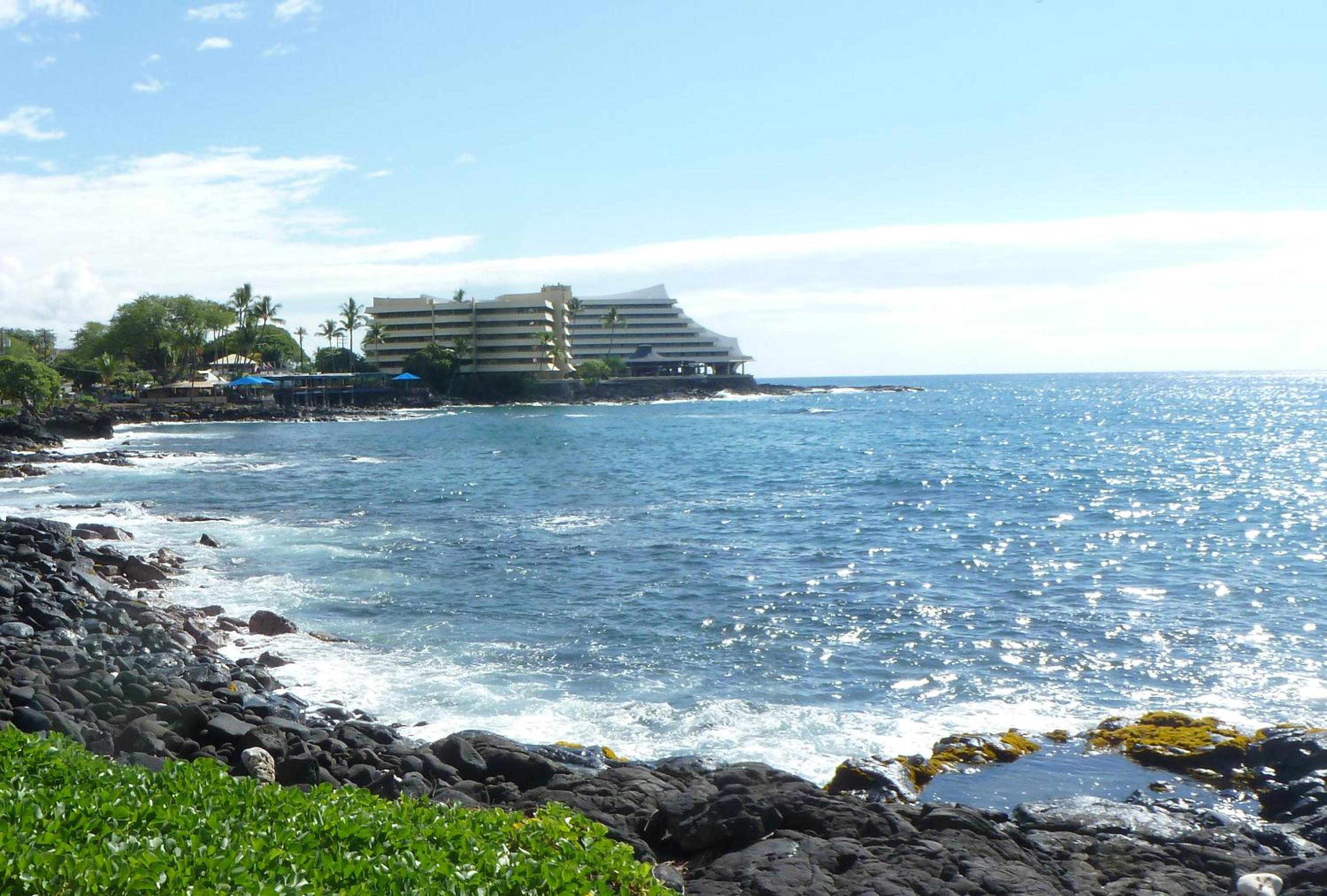 Kona Islander Inn - Prime Downtown Location with Hot Tub, Pool & Beach