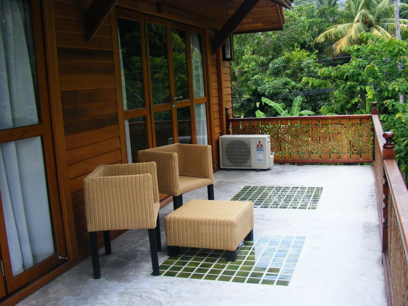 Baan Banyan Villa, wood house short walk to Mae Nam beach
