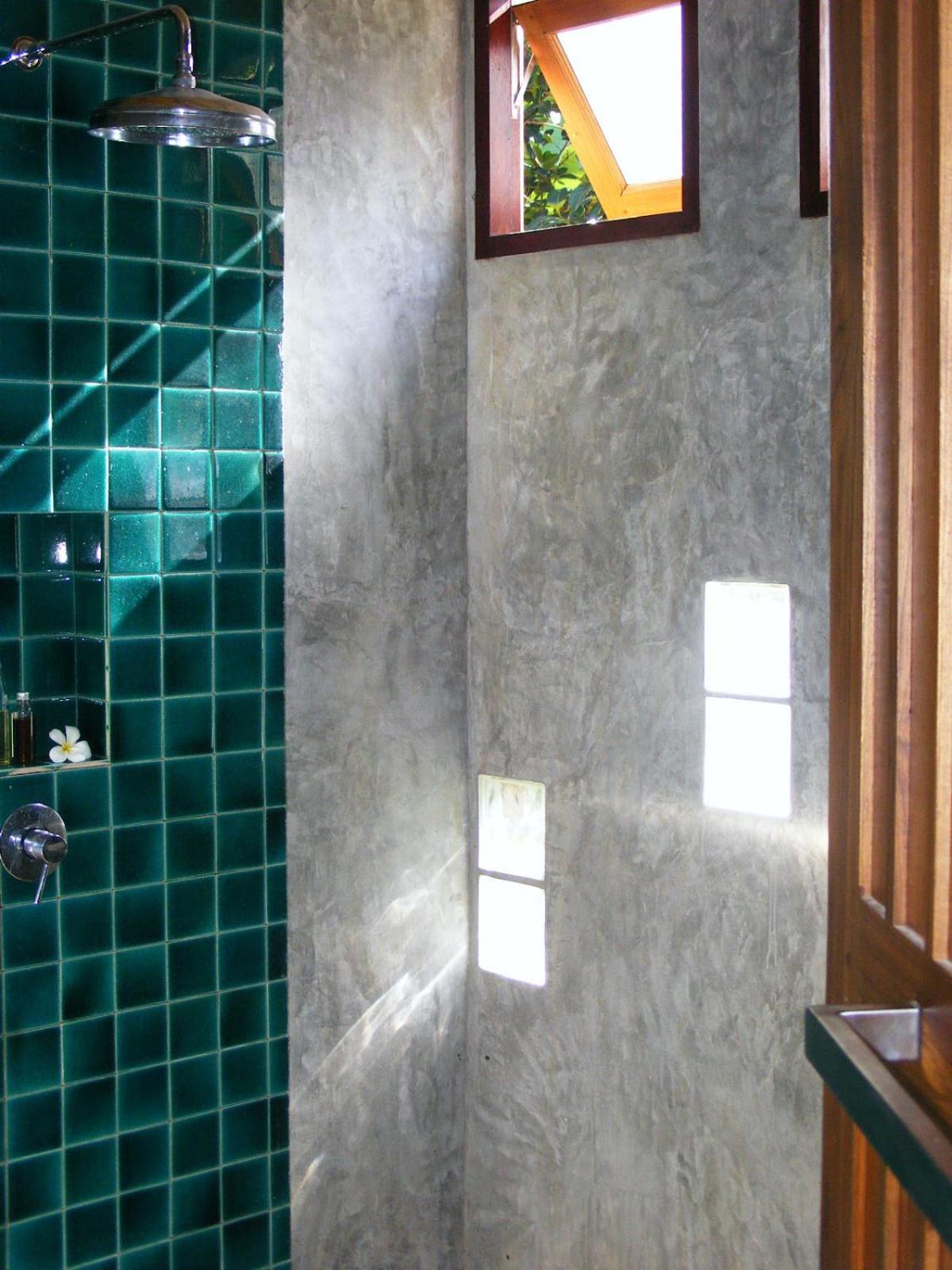 Baan Banyan Villa, wood house short walk to Mae Nam beach
