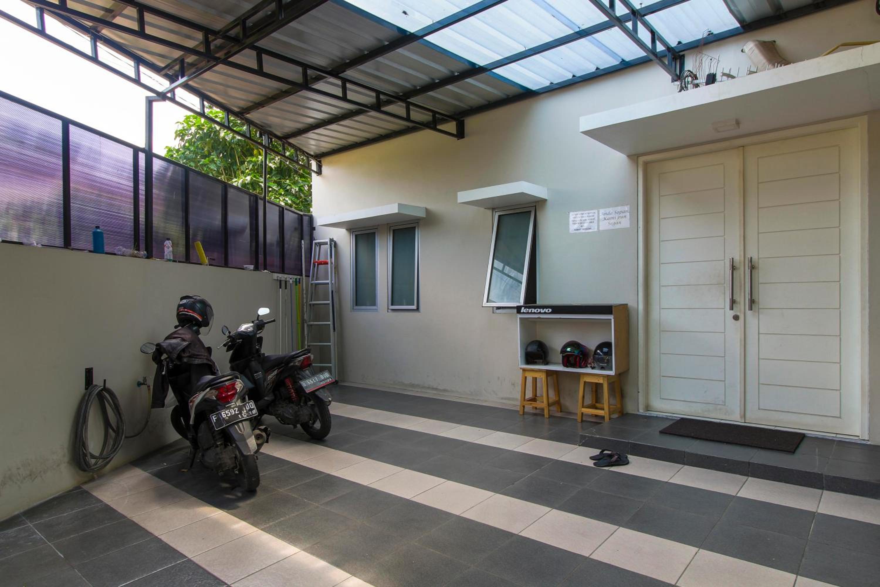 RedDoorz near Central Park Mall view 2
