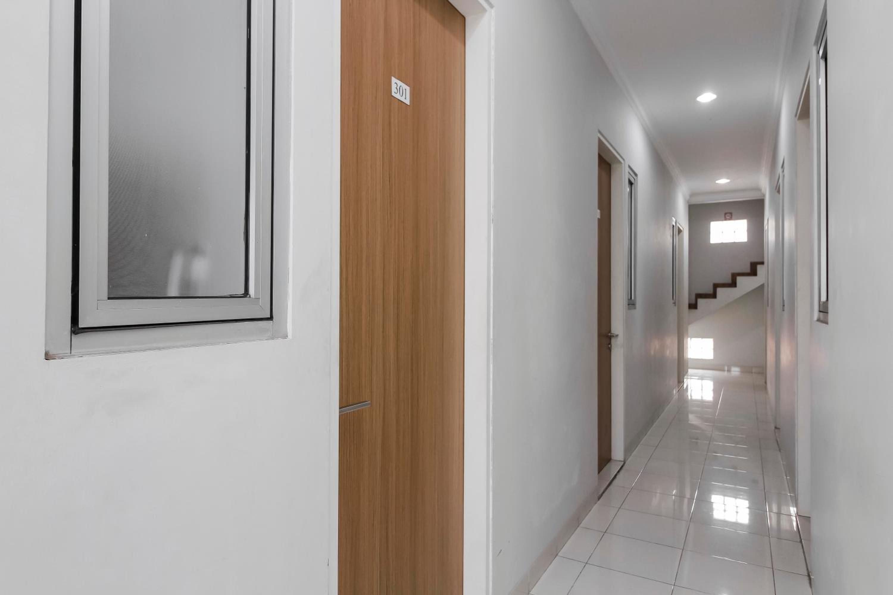 RedDoorz near Central Park Mall view 4
