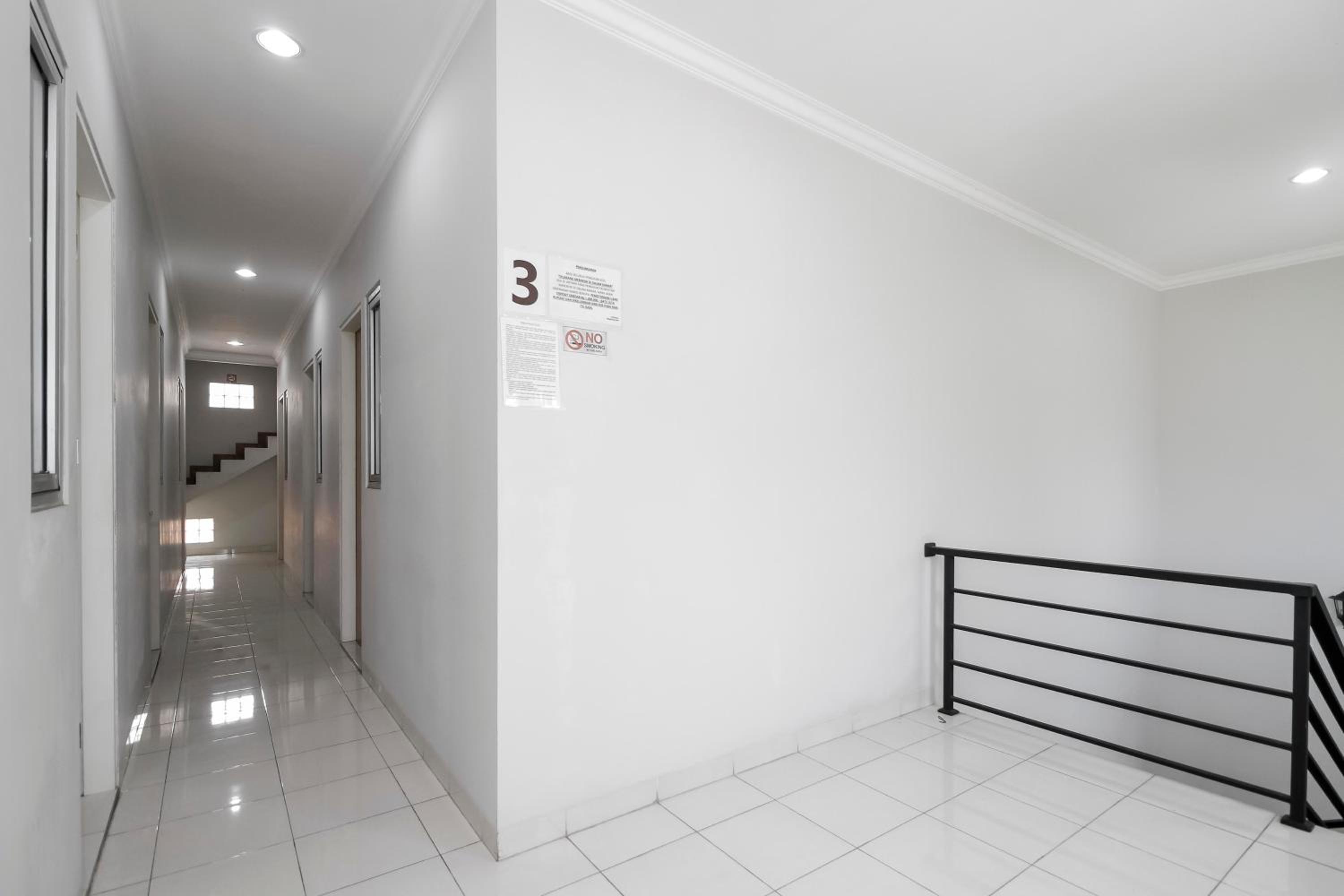 RedDoorz near Central Park Mall view 5