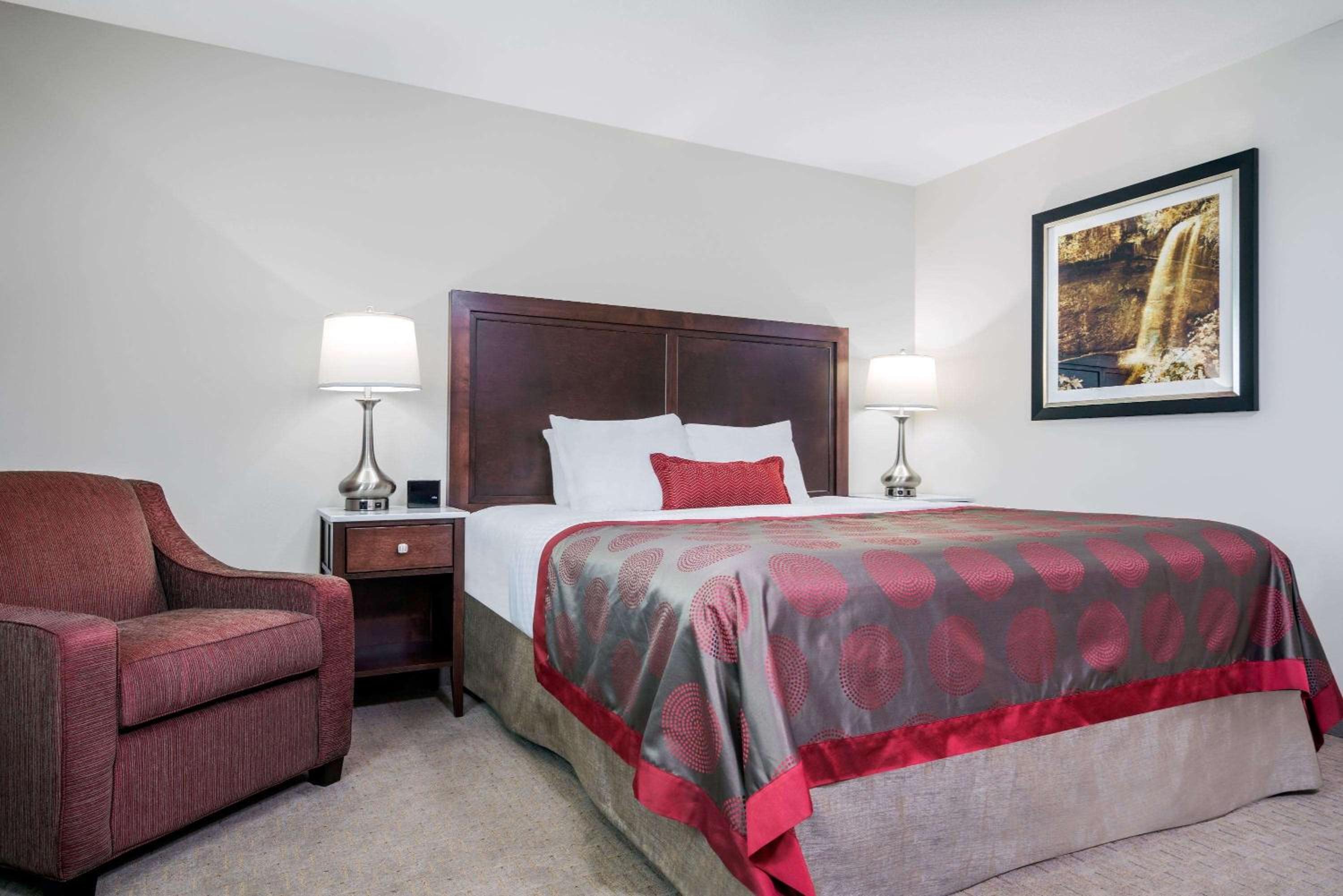 Minneapolis / St Paul Vacations - Ramada by Wyndham Minneapolis Golden Valley - Property Image 1