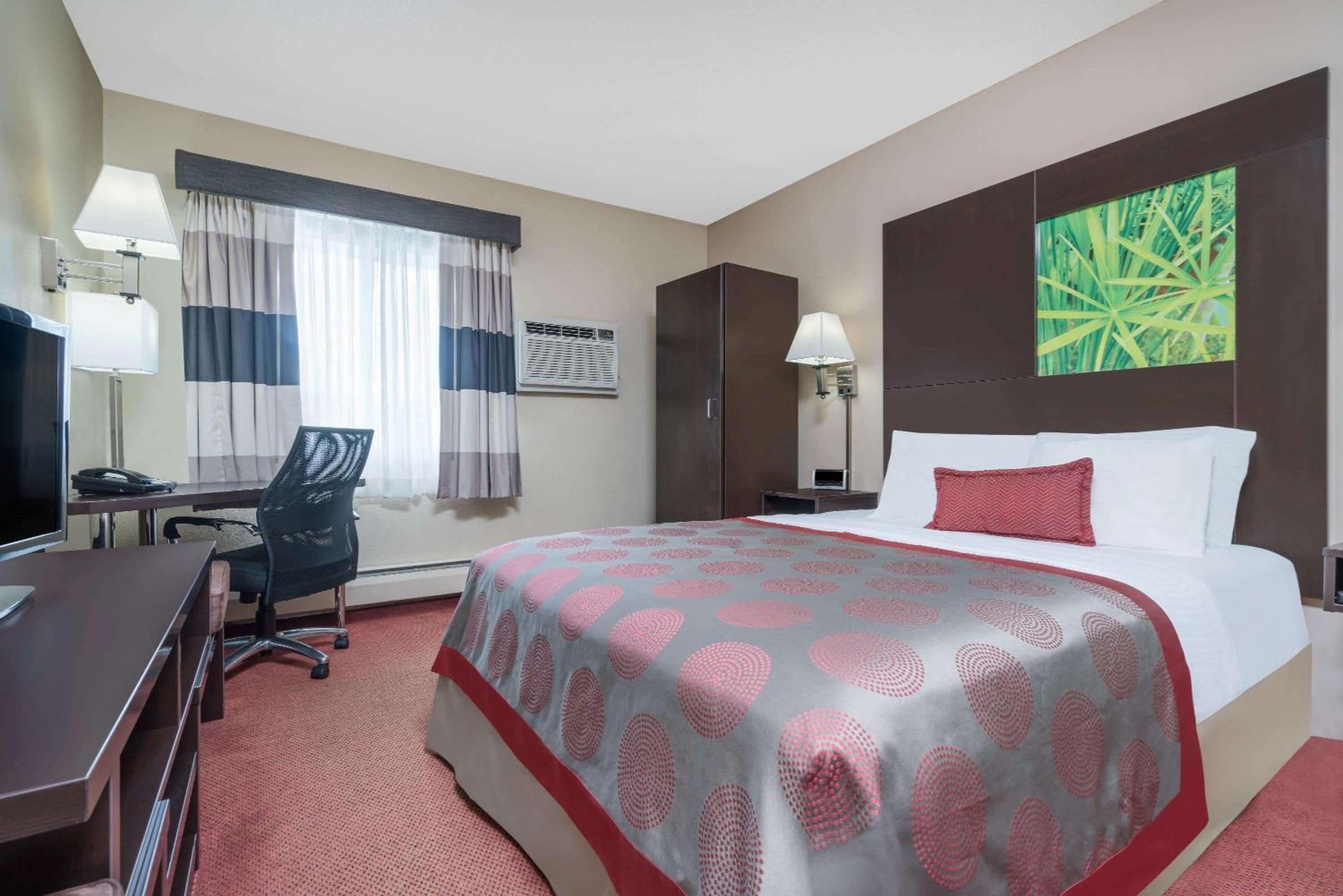 Ramada by Wyndham Minneapolis Golden Valley 3