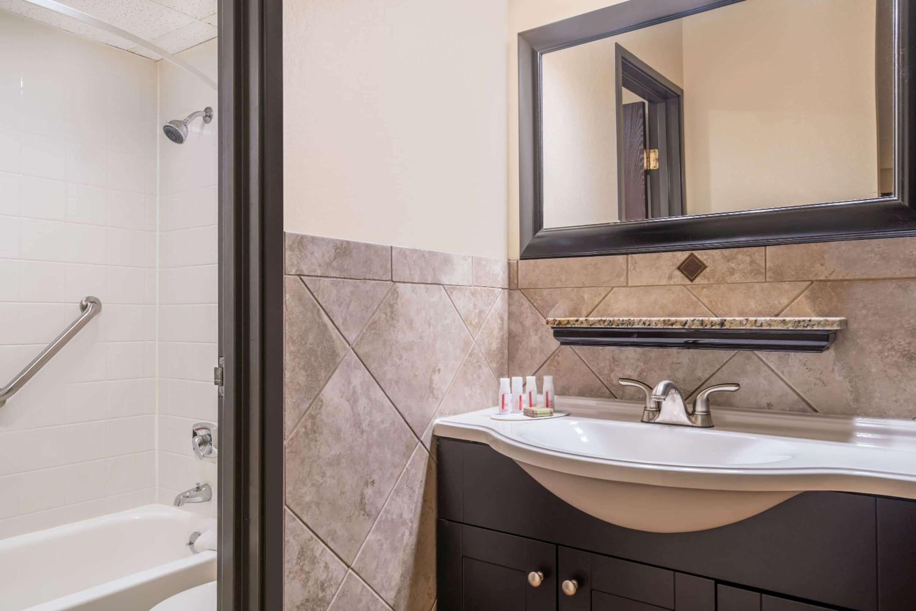 Minneapolis / St Paul Vacations - Ramada by Wyndham Minneapolis Golden Valley - Property Image 2