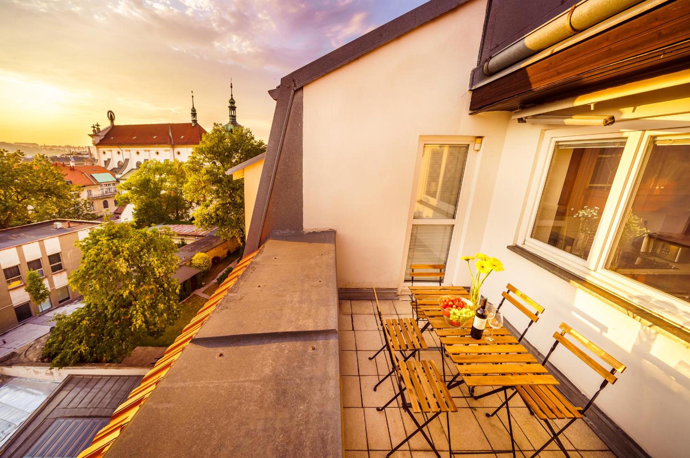 HOME ALONE 5BR+3BATH Penthouse in center of Prague