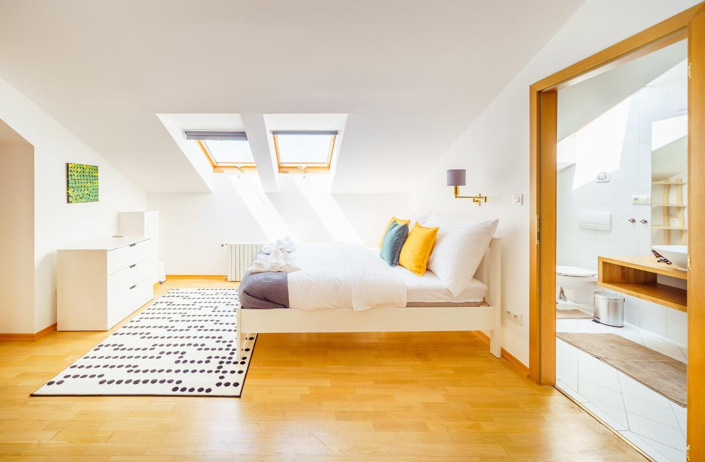 HOME ALONE 5BR+3BATH Penthouse in center of Prague