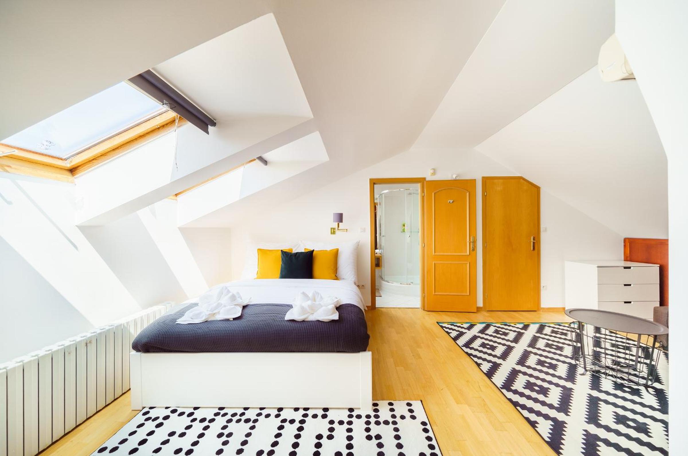 HOME ALONE 5BR+3BATH Penthouse in center of Prague
