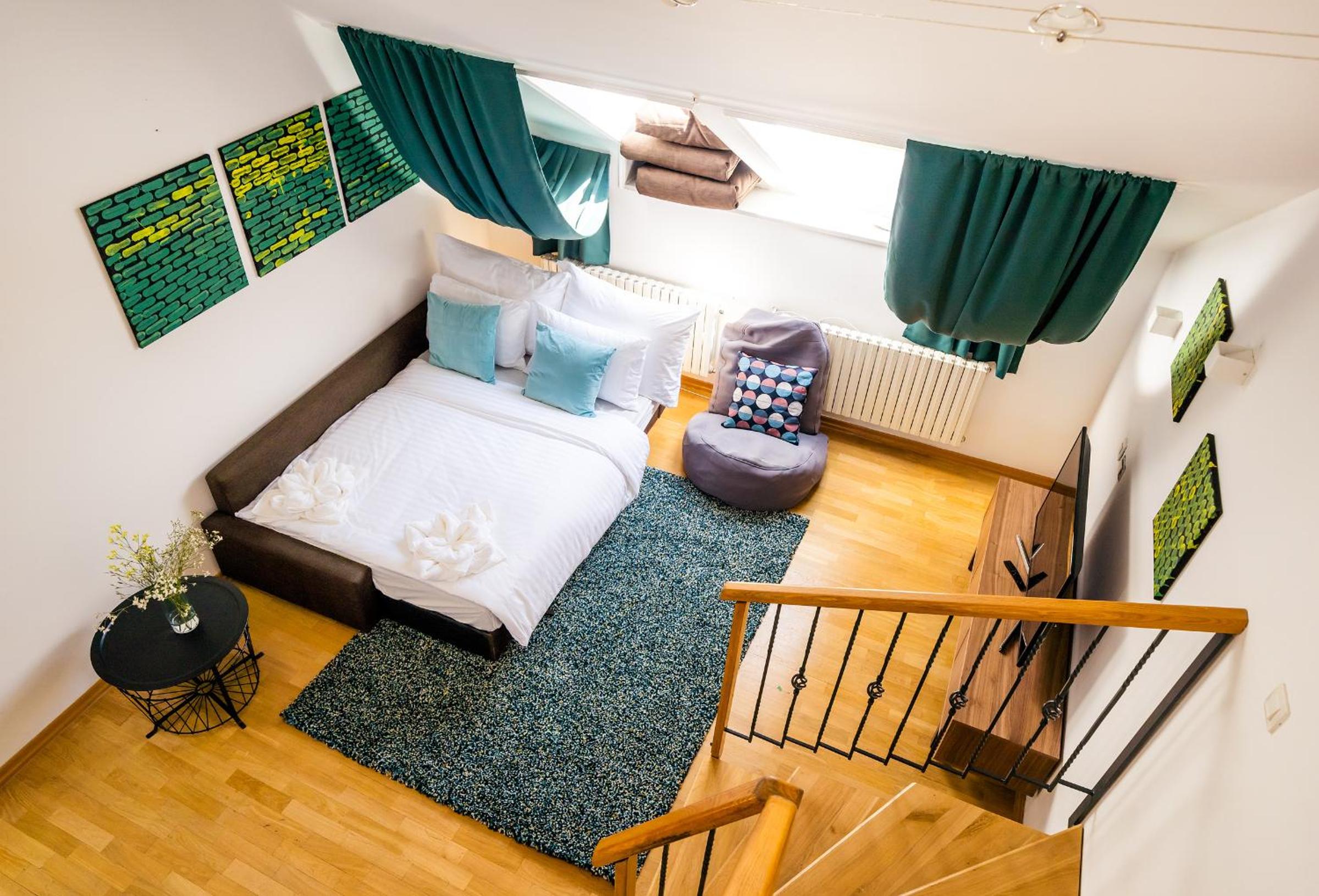 HOME ALONE 5BR+3BATH Penthouse in center of Prague