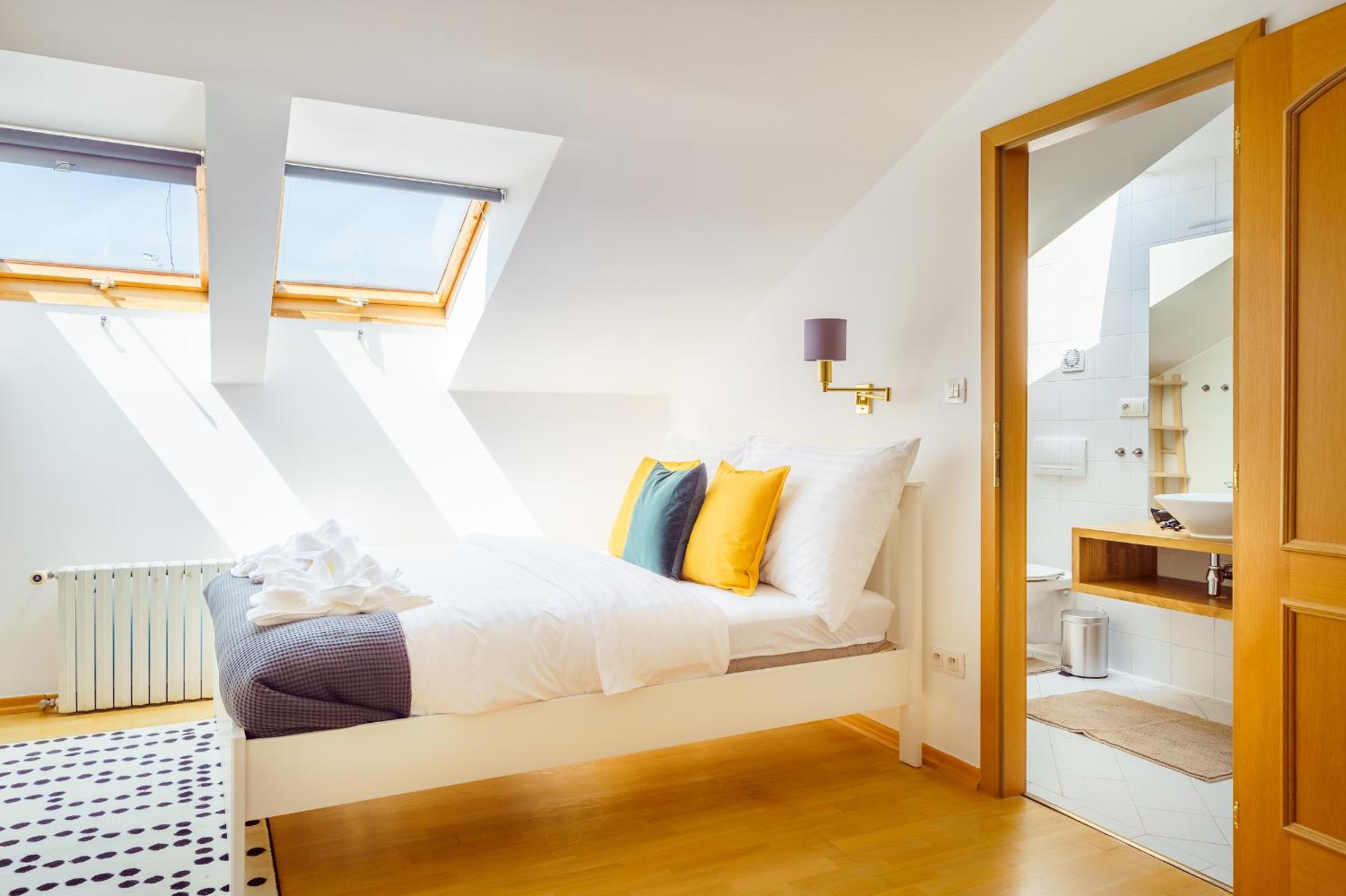 HOME ALONE 5BR+3BATH Penthouse in center of Prague