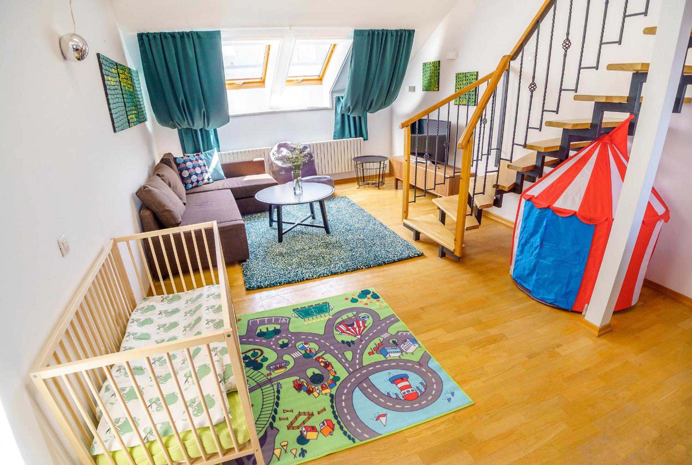 HOME ALONE 5BR+3BATH Penthouse in center of Prague