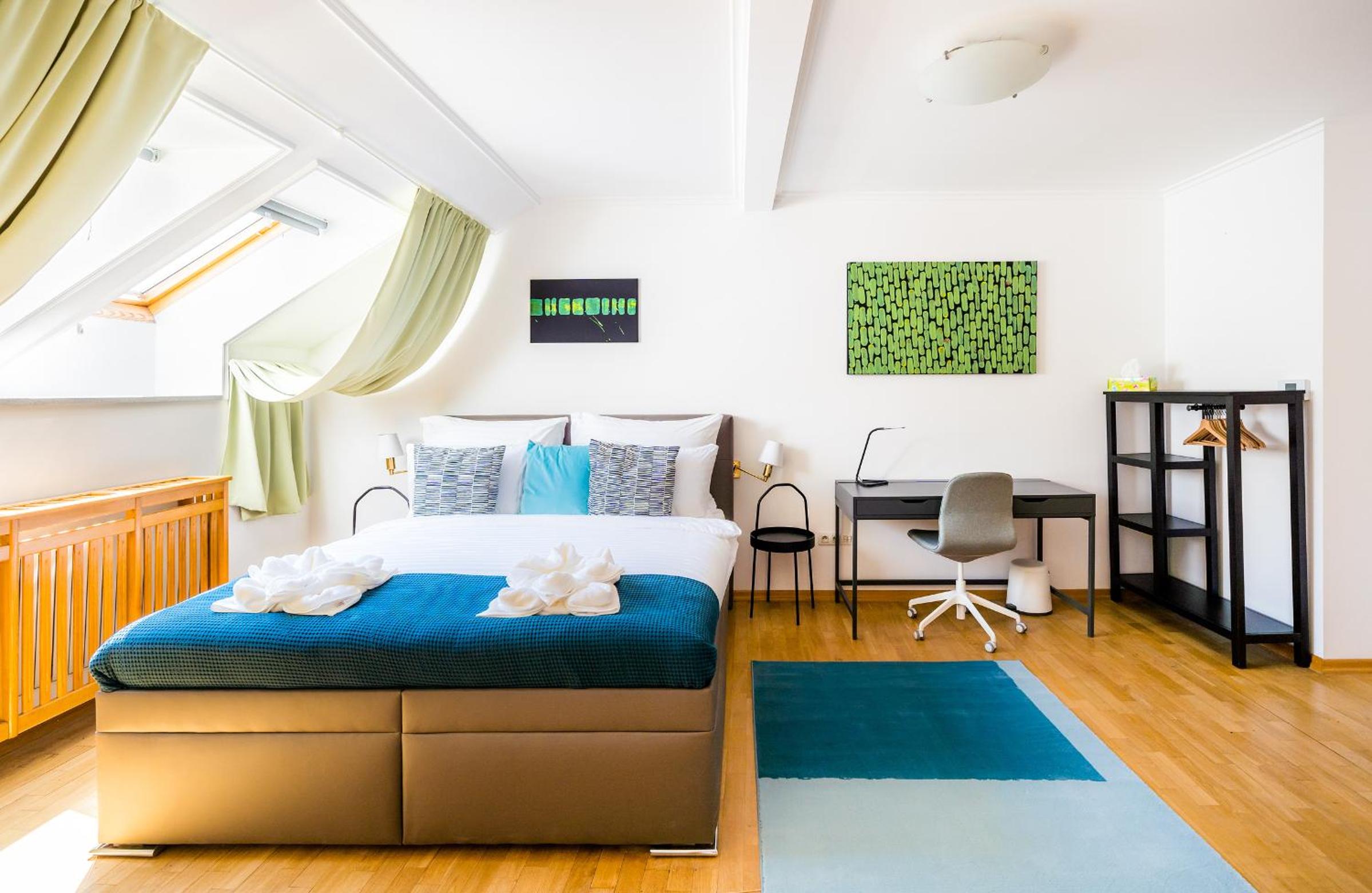 HOME ALONE 5BR+3BATH Penthouse in center of Prague