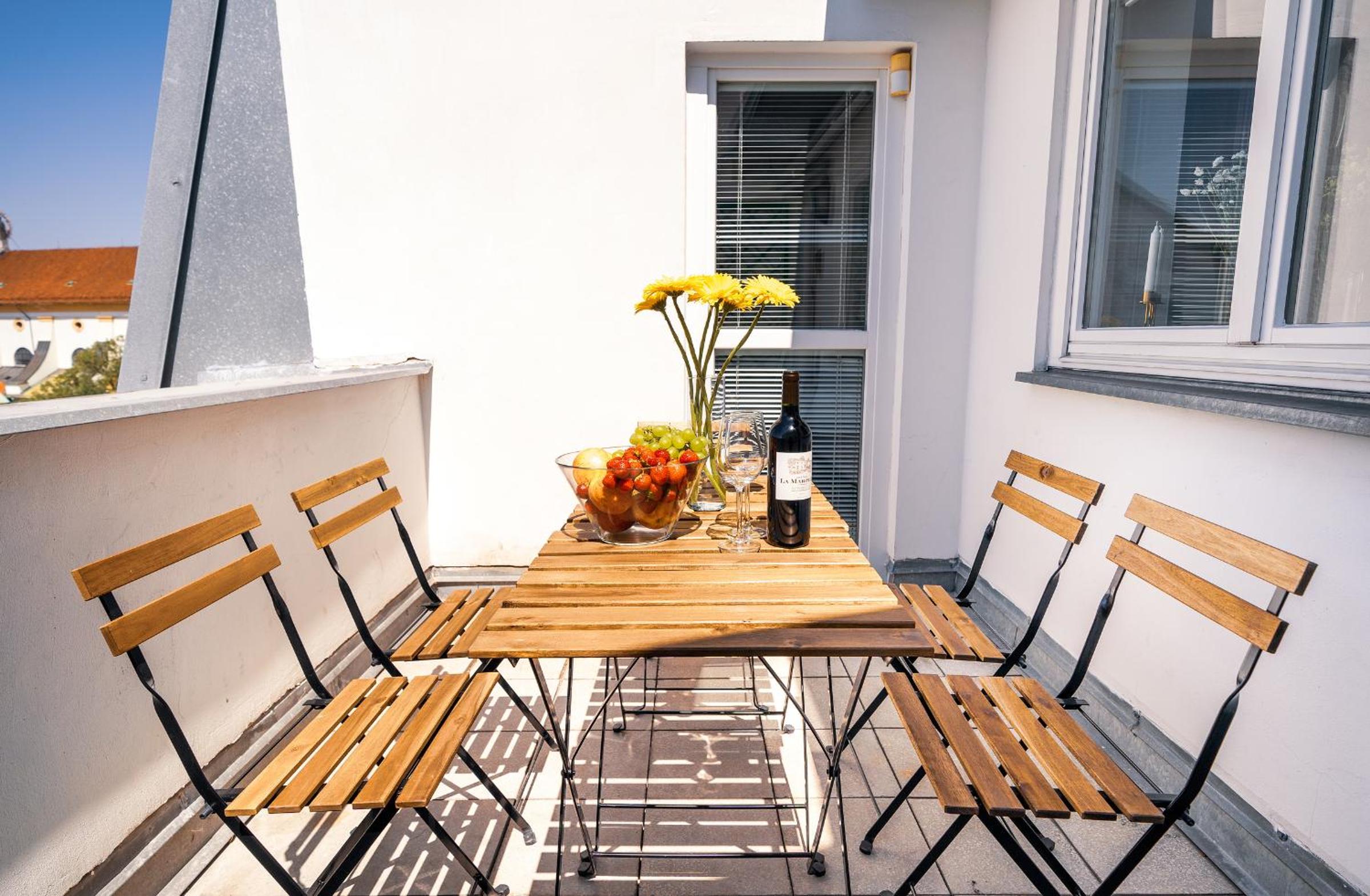 HOME ALONE 5BR+3BATH Penthouse in center of Prague
