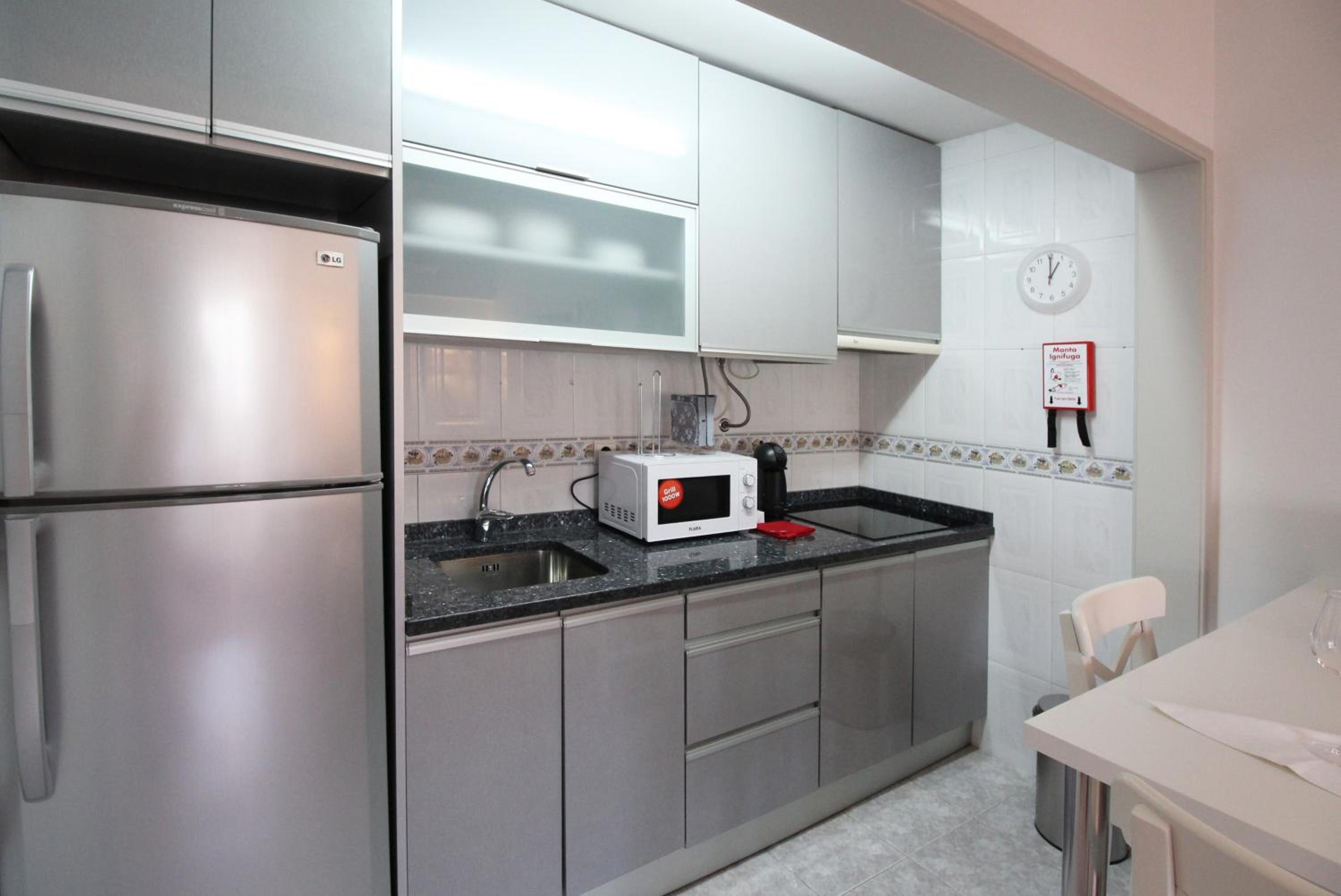 Poppy house in Anjos view 5