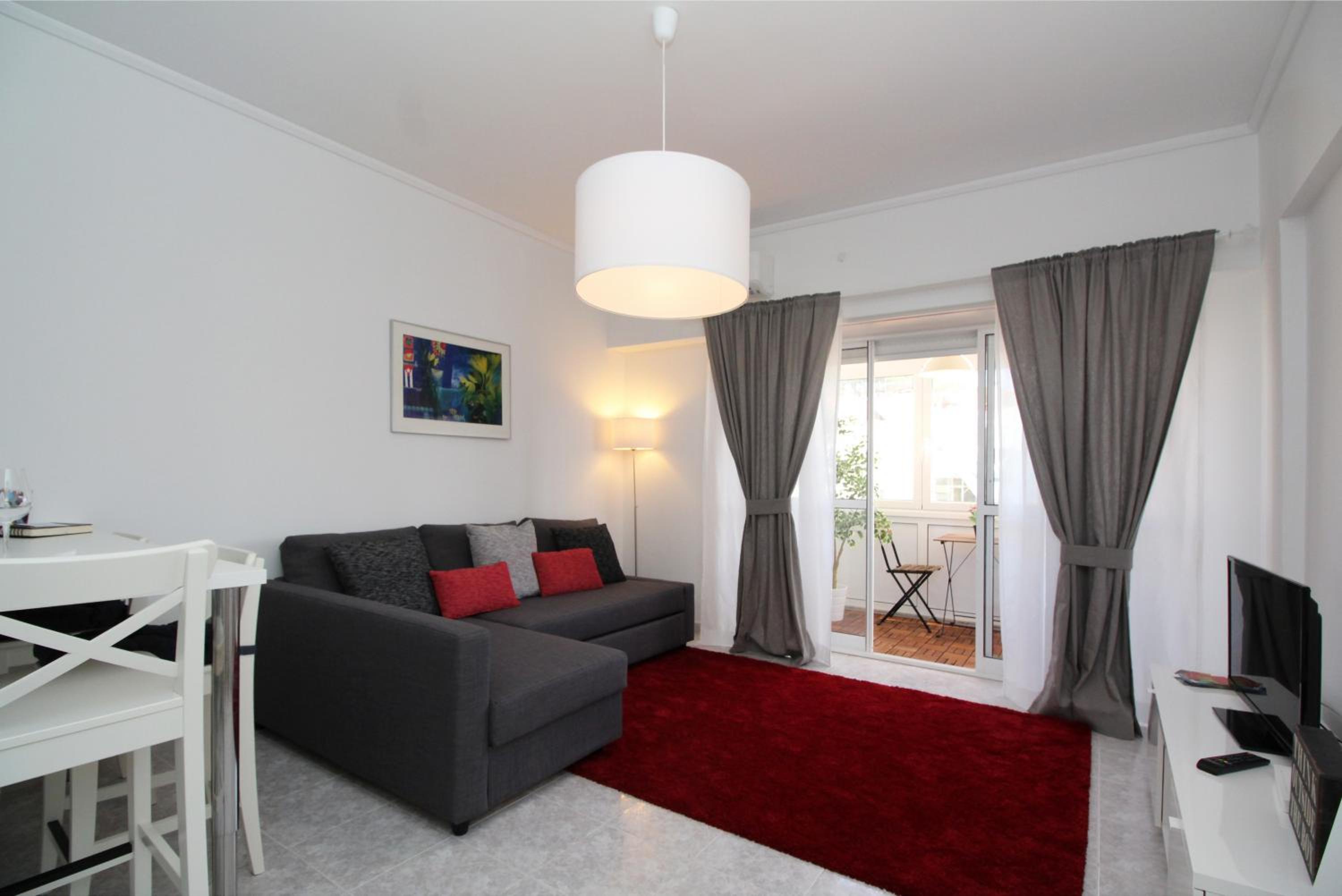 Poppy house in Anjos view 4