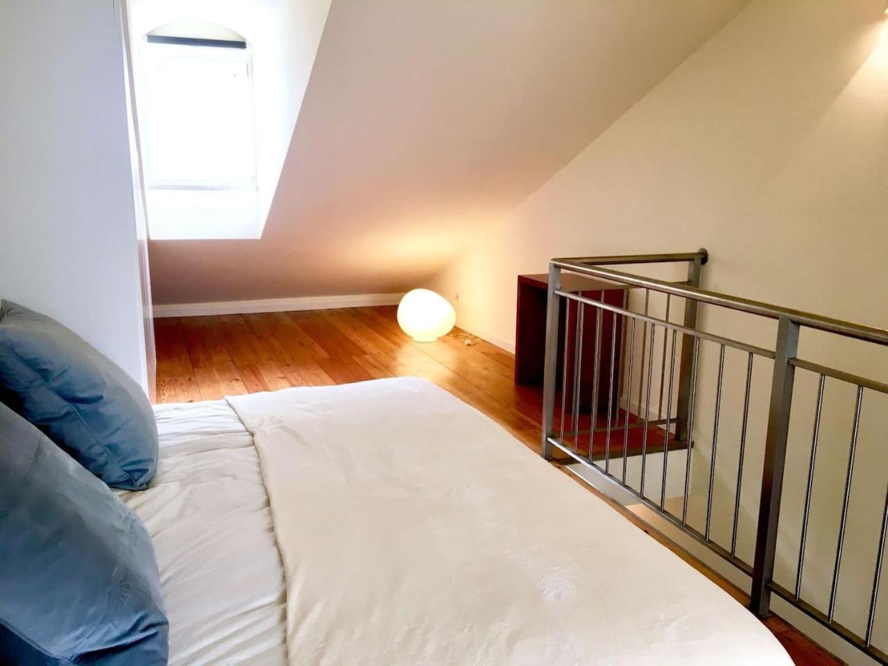 Exquisit Flat Right view 2