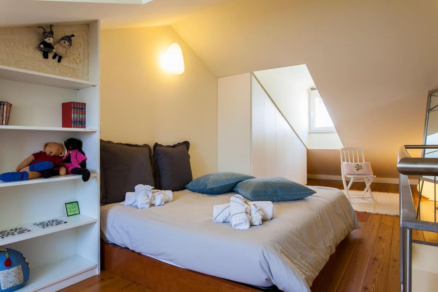 Exquisit Flat Right view 4