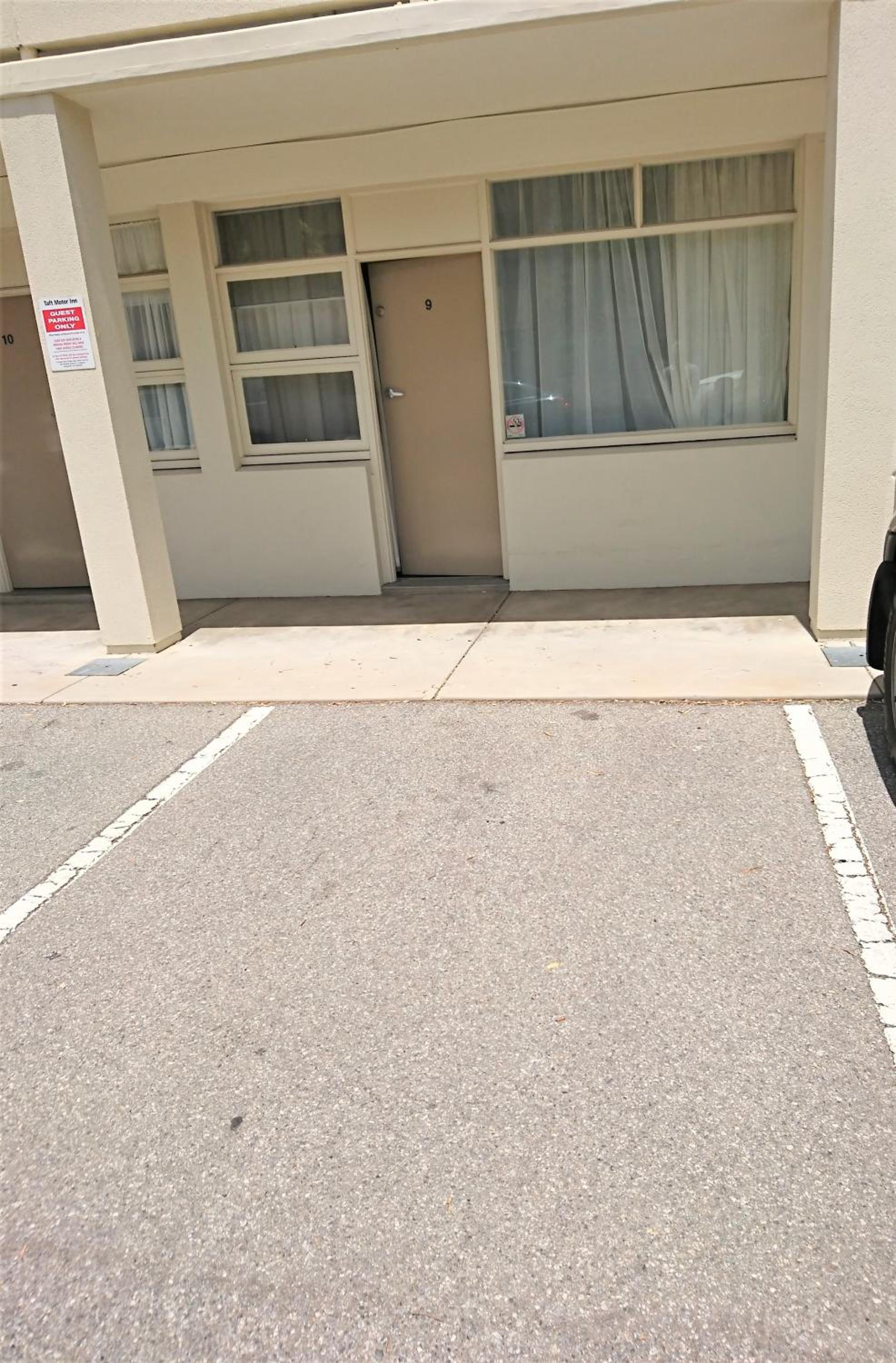 Hi 5 Glenelg Studio Apartment