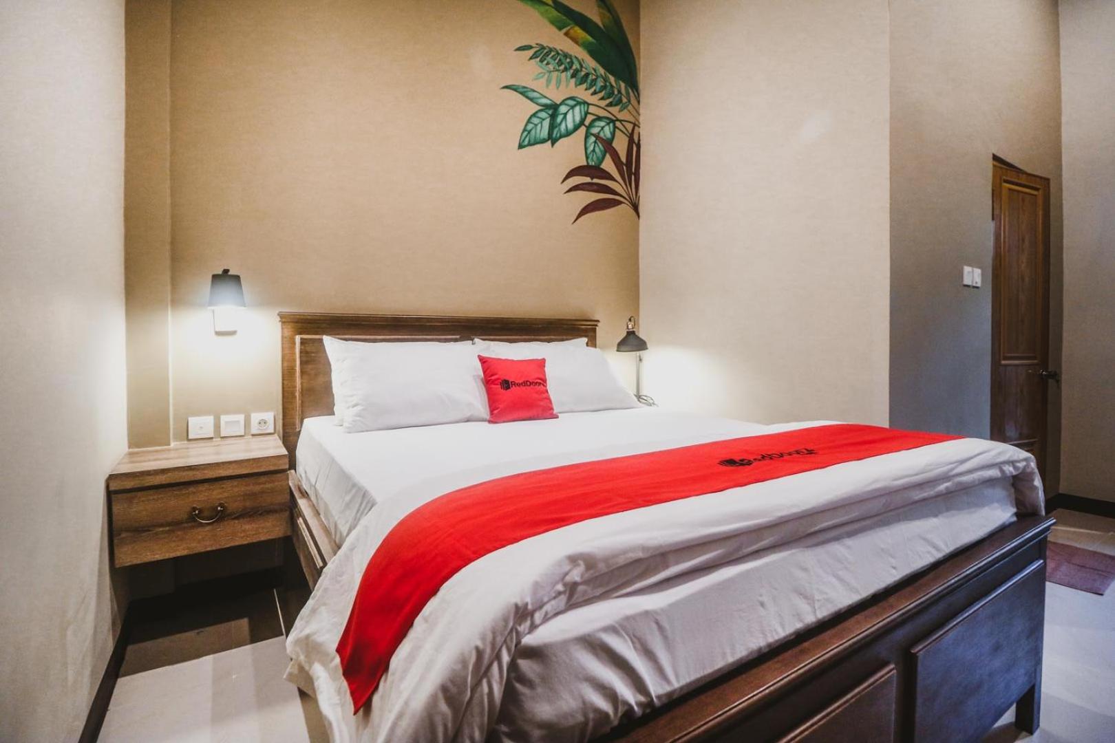 RedDoorz Plus near Mall Slipi Jaya view 4