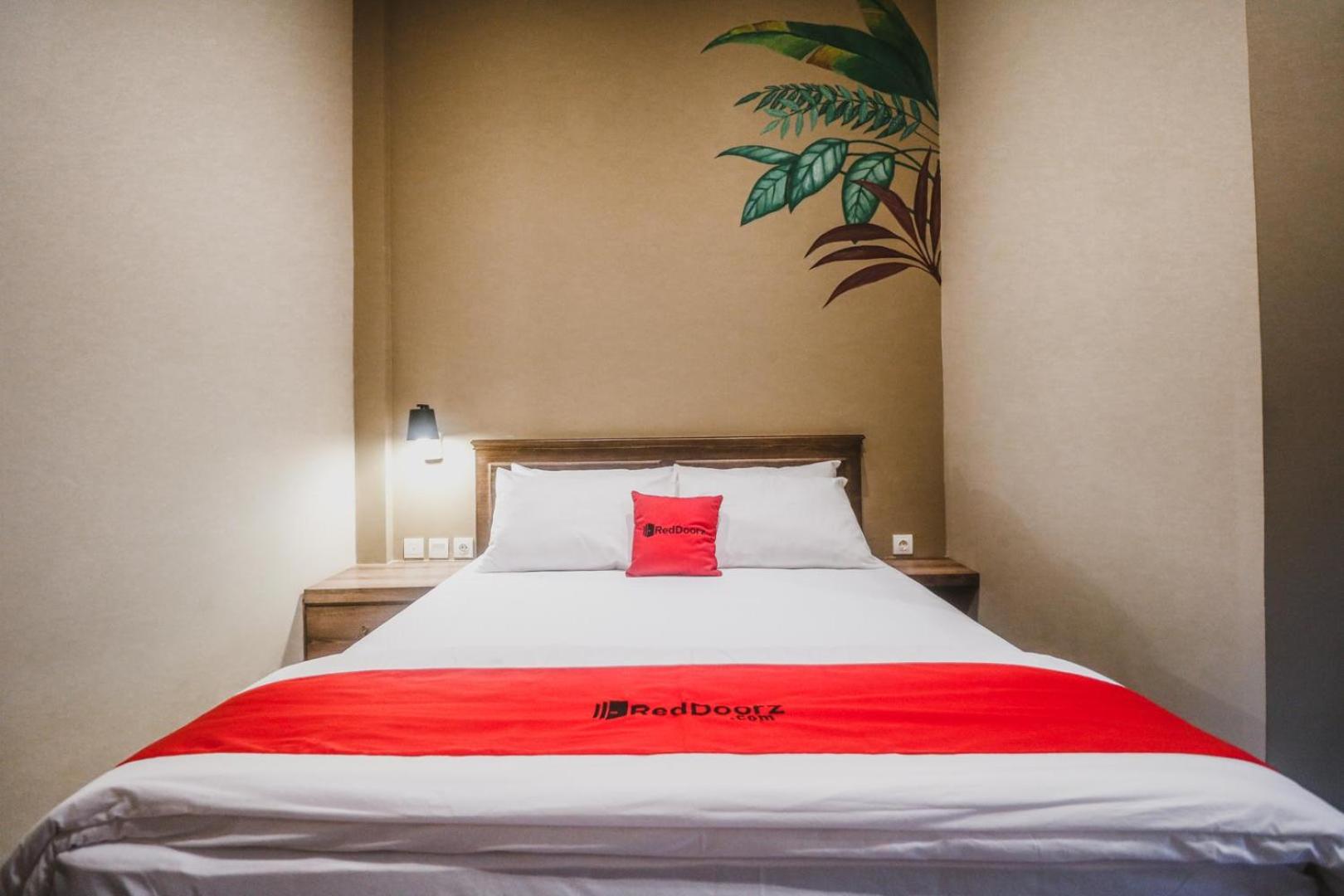 RedDoorz Plus near Mall Slipi Jaya view 5