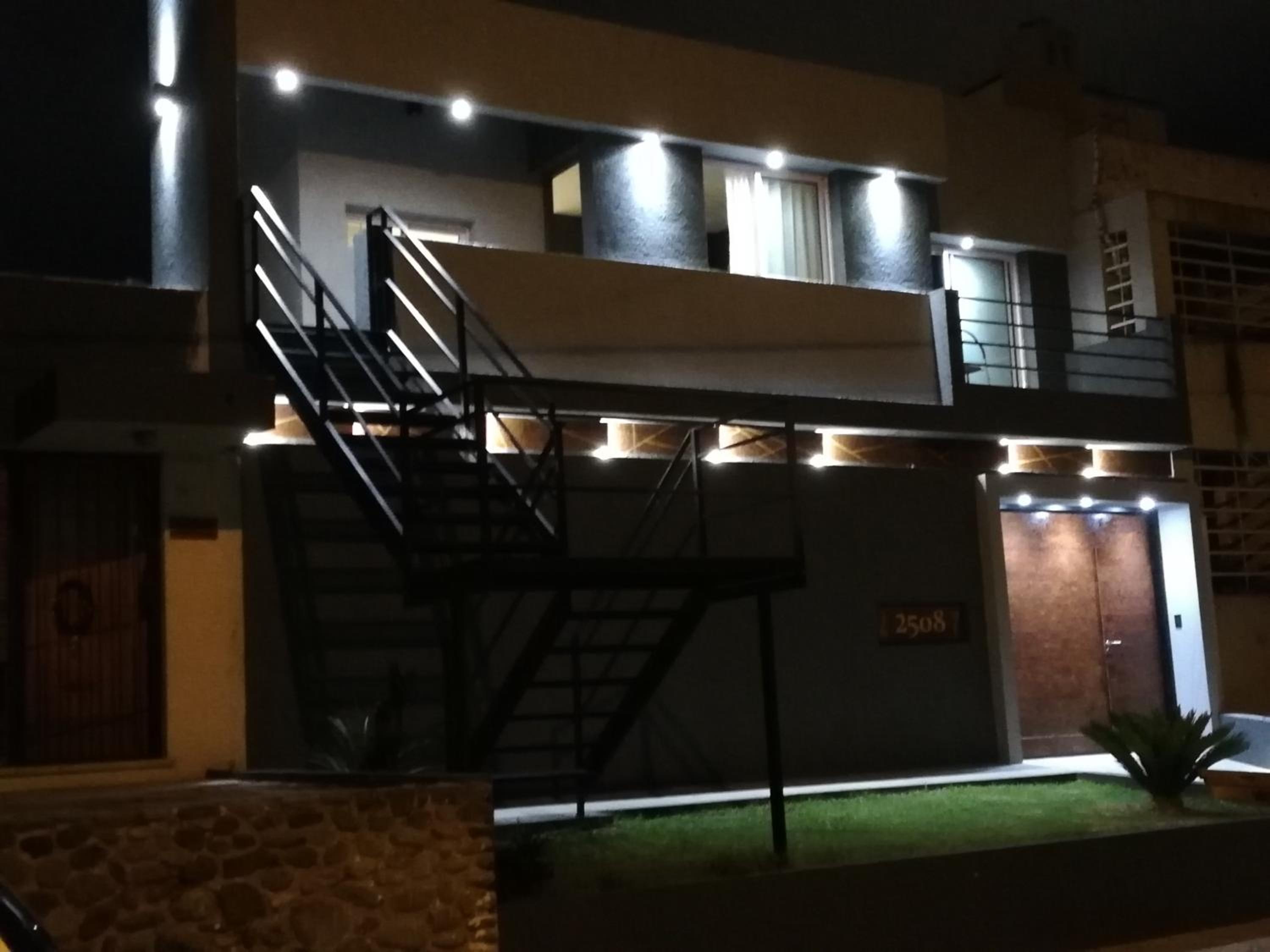 Altos de Chacabuco Planta Alta Apartamento temporario amoblado premium con cochera gratis