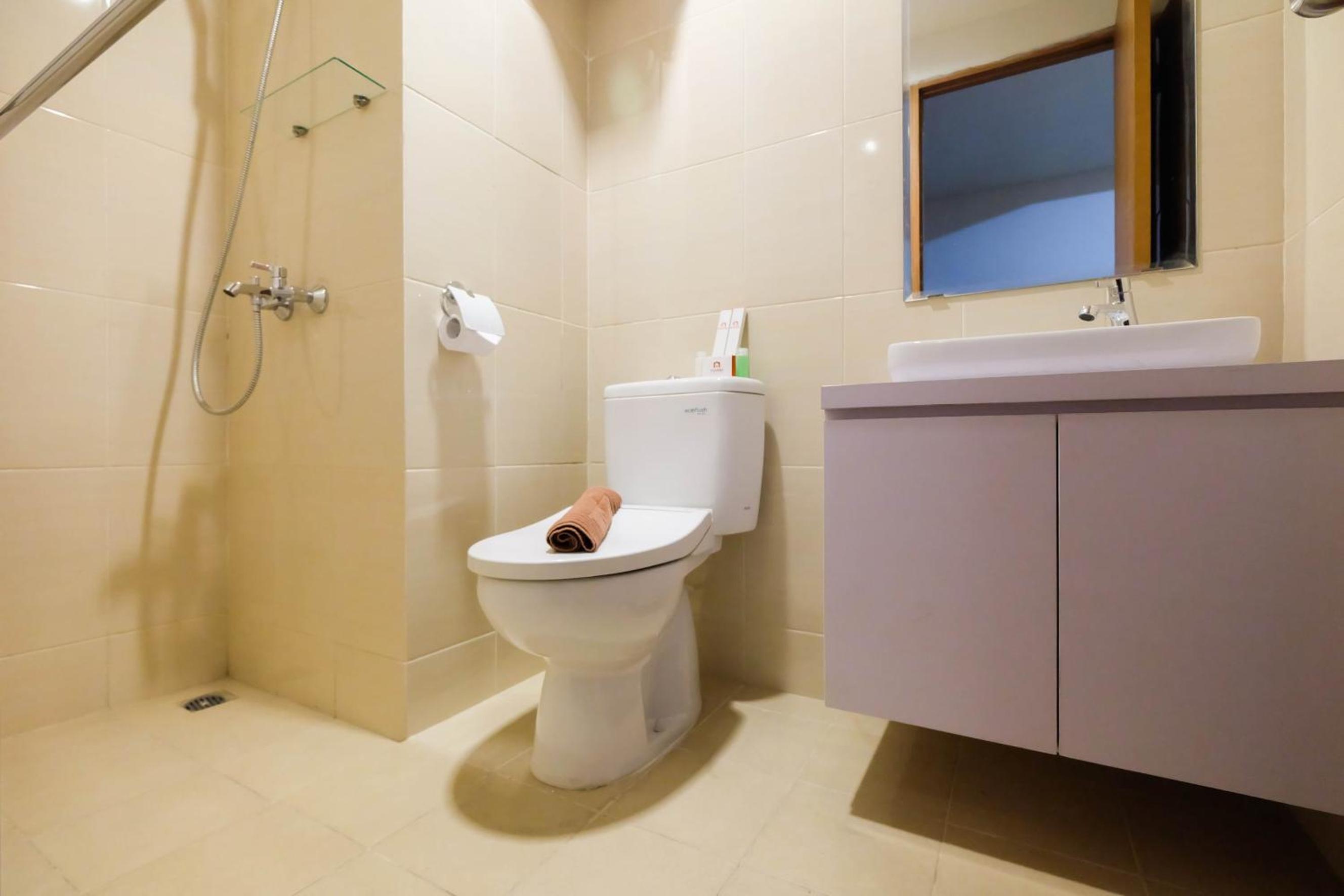 Bright and Stylish 1BR The Oasis Apartment Cikarang By Travelio, Cikarang - 10