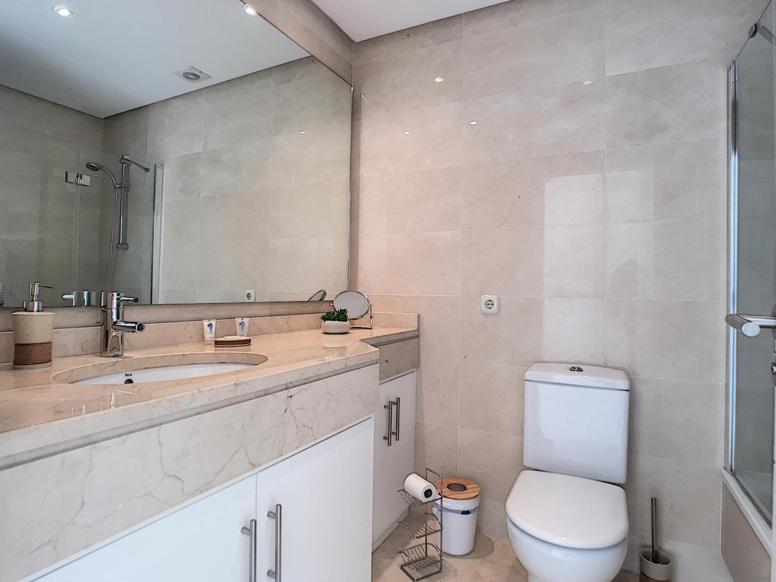 Alcazaba Lagoon en Estepona — bathroom