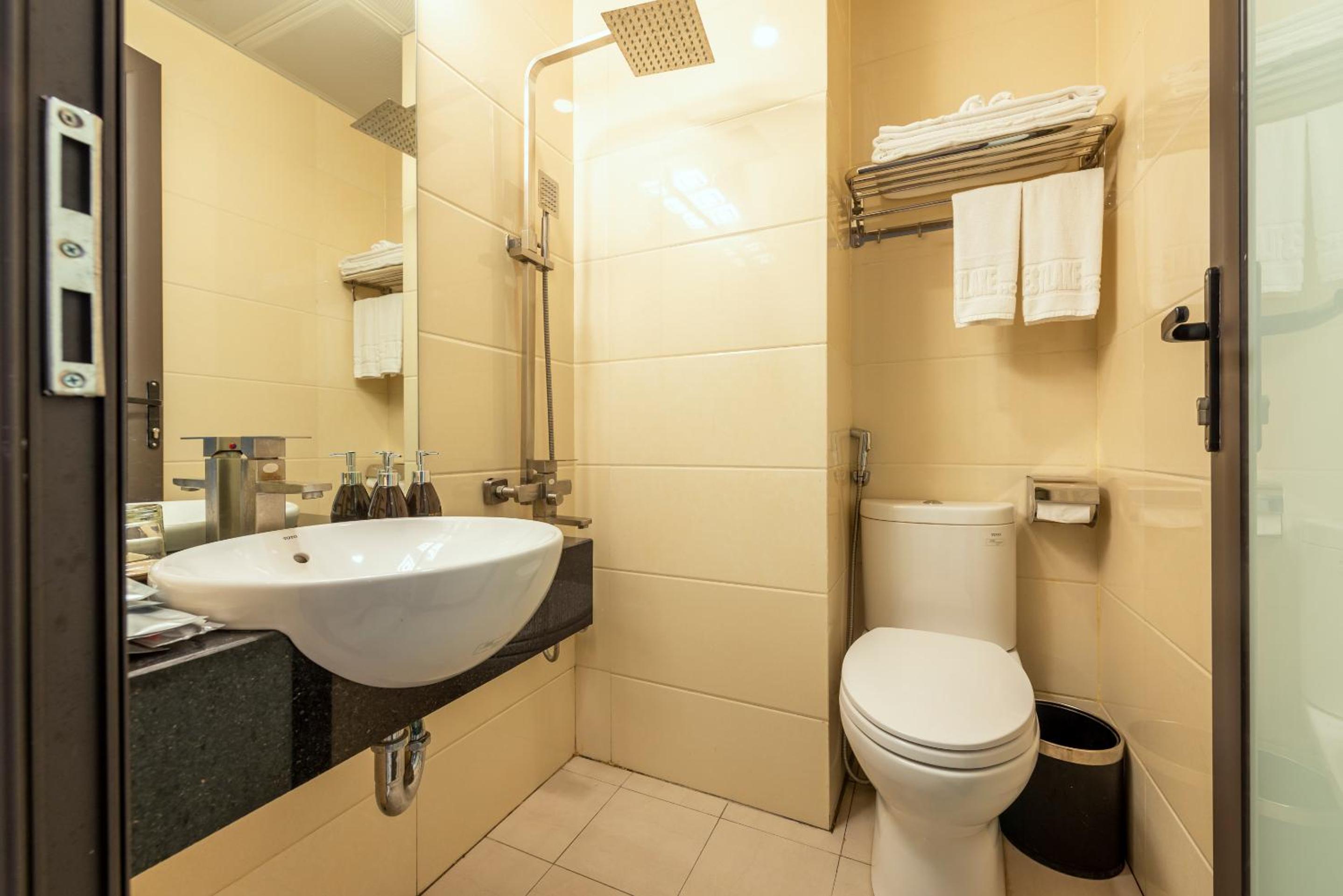 Westlake Tay Ho Hotel 696 Lạc Long Quân
