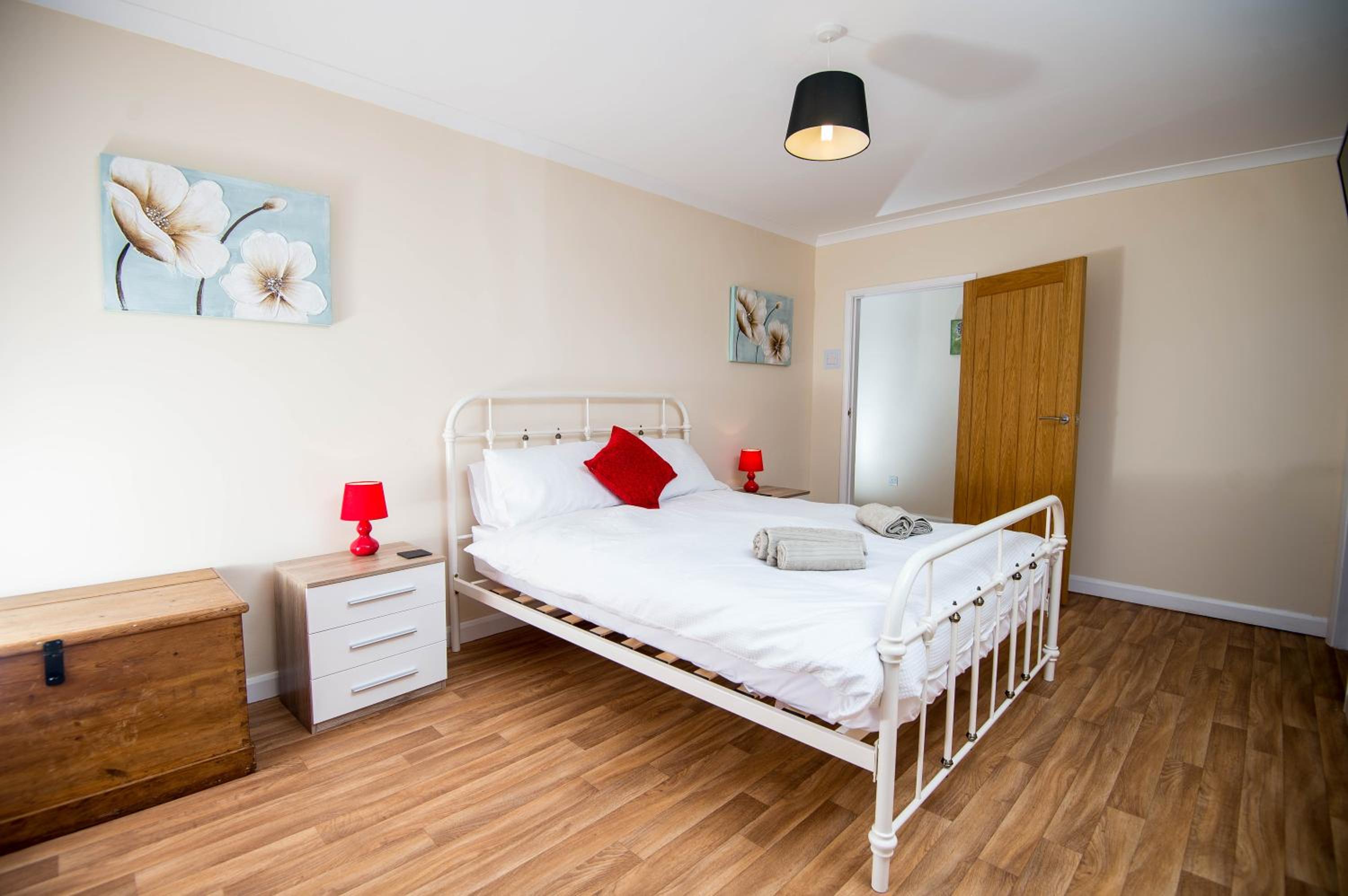 Round Park - A large dog friendly one level holiday cottage for groups and families