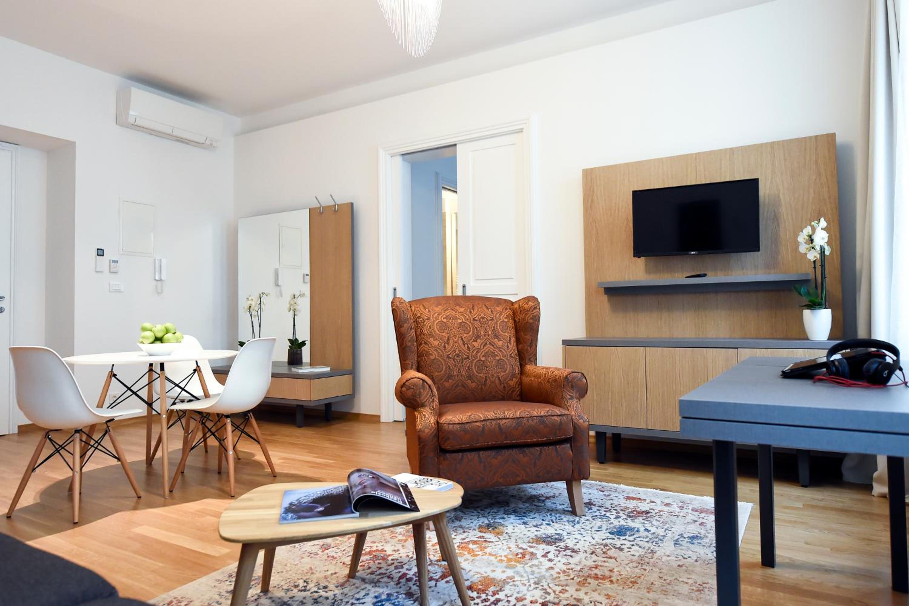 City Centre Chic Apartment Ljubljana 2/4 view 4