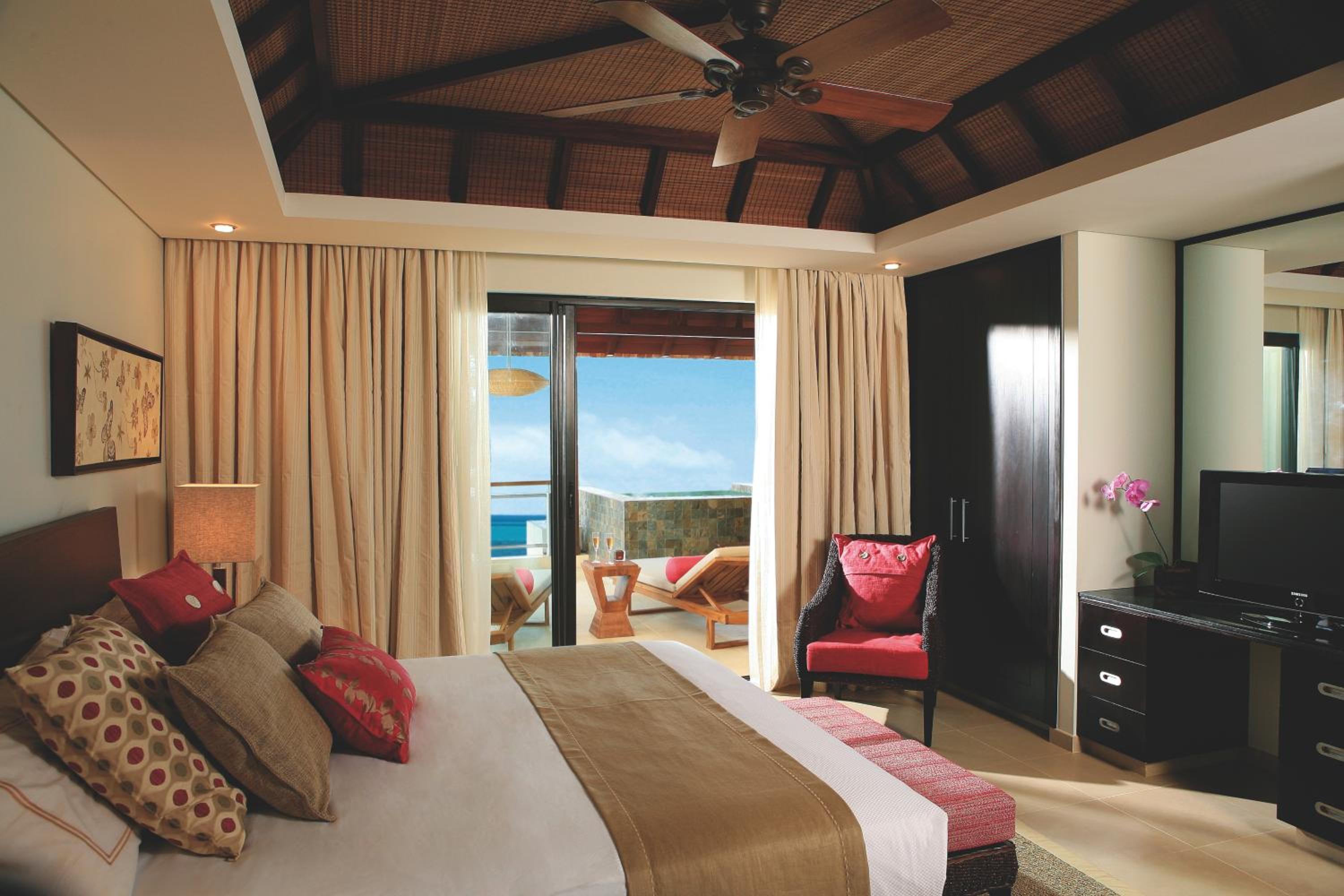 The Bay Club at Anahita