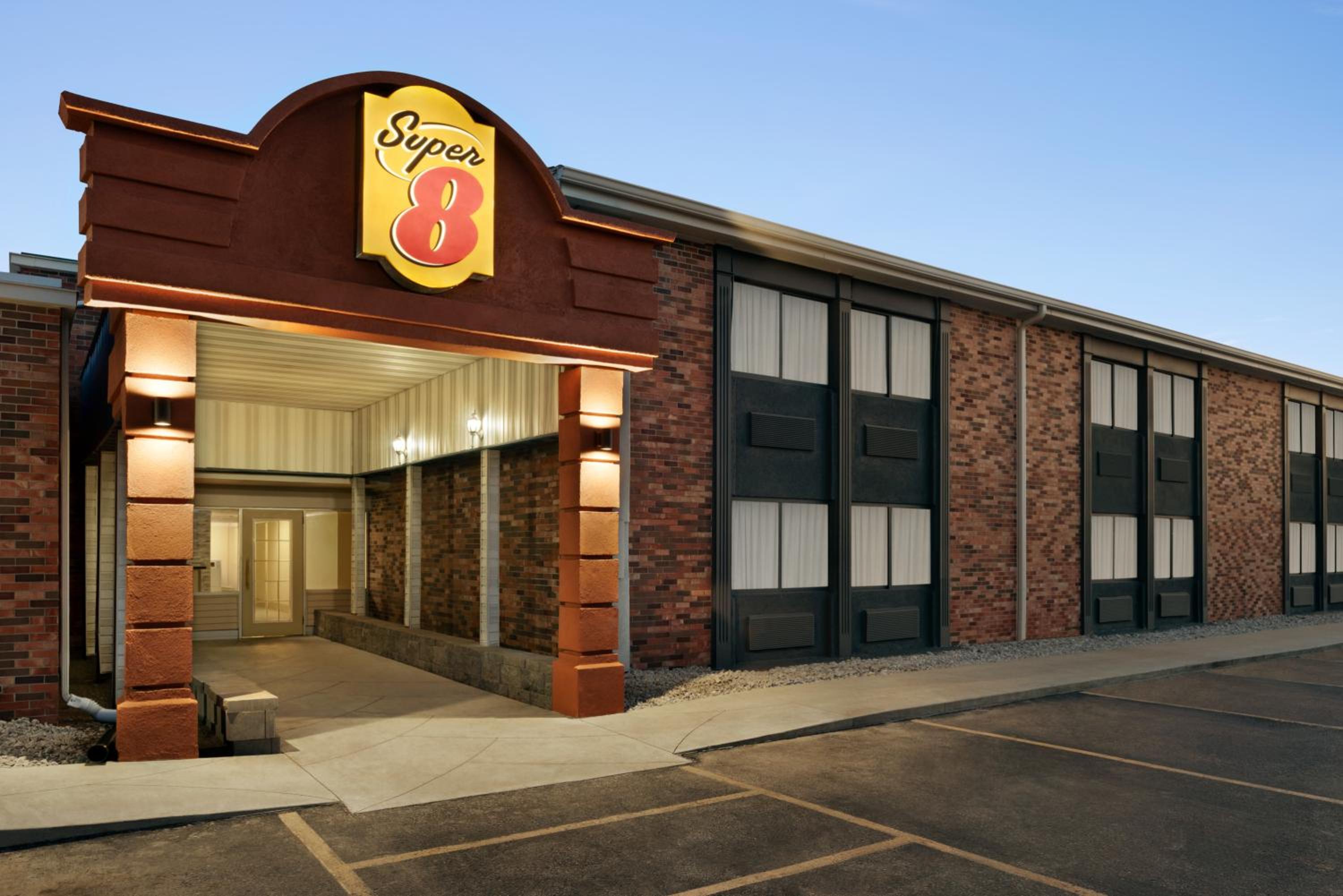 Super 8 by Wyndham Des Moines view 4
