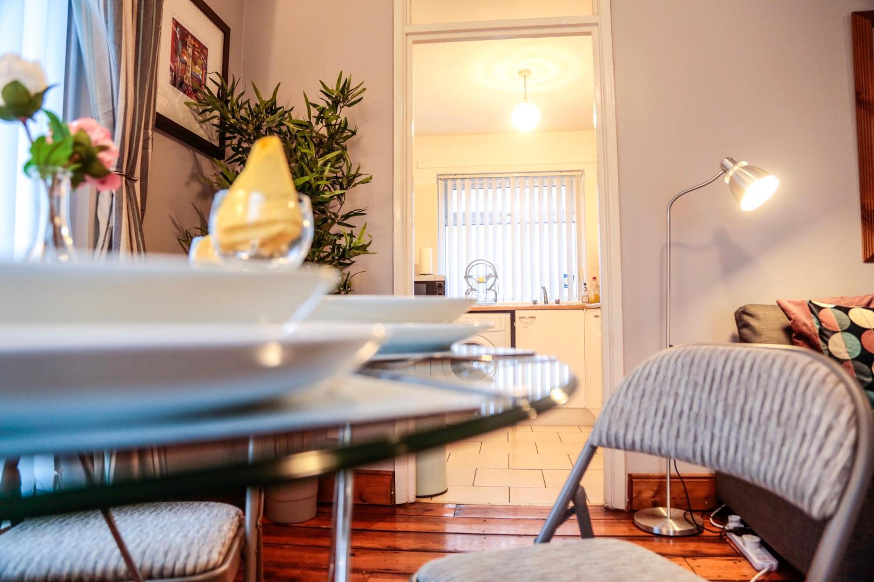 Perfect Central City Location - Parking - 4 Beds - 2 Bedrooms