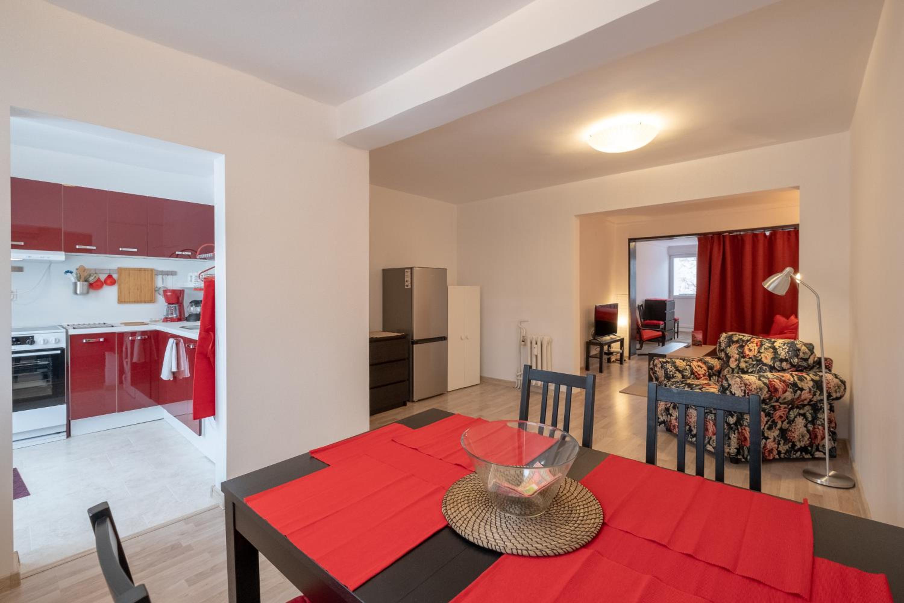 LZ Spacious One Bedroom Apartment in Top Centre view 3
