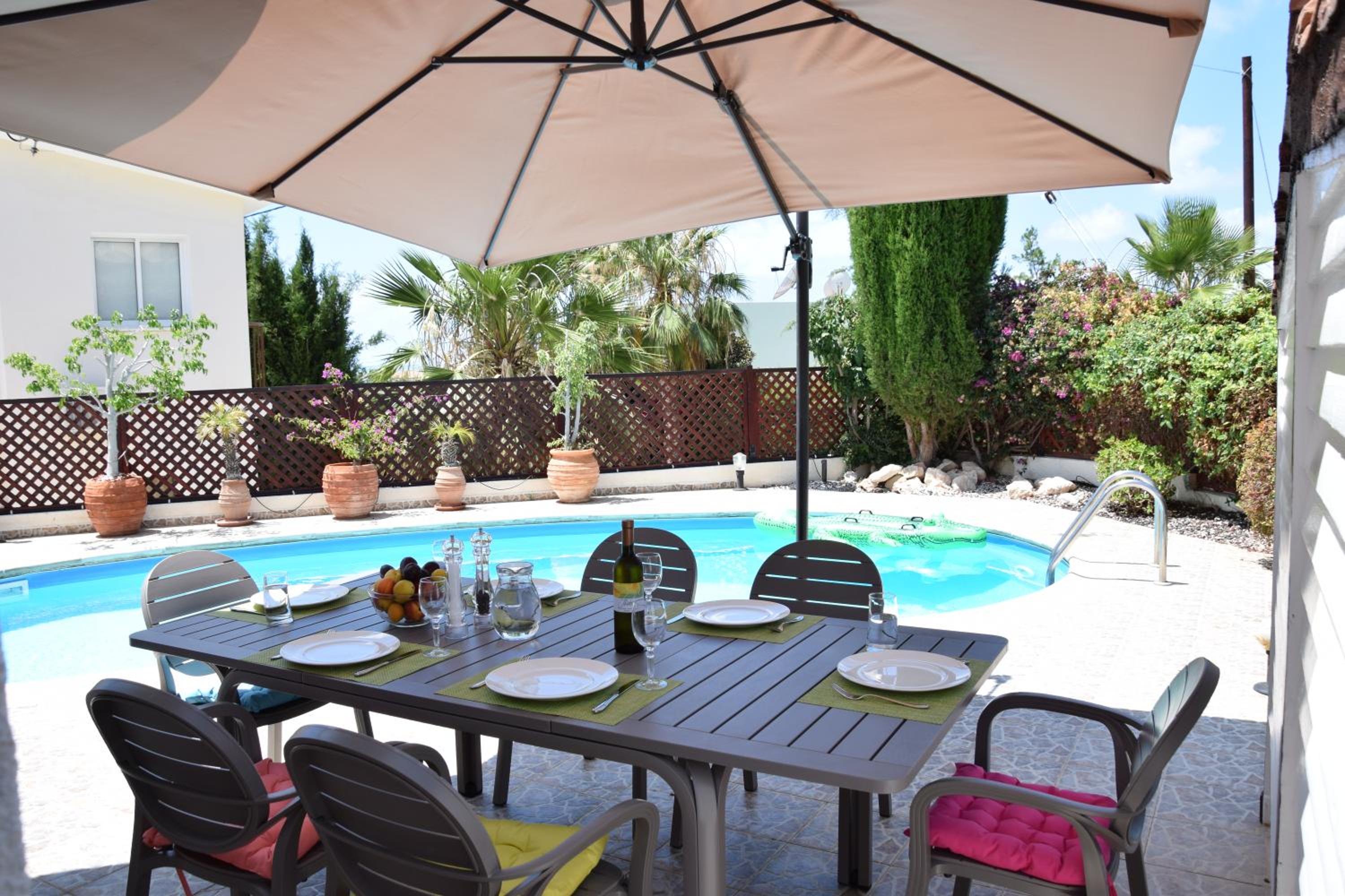 VILLA ALICIA with priv pool, beautiful garden and shady veranda- 5 min to the beach view 2