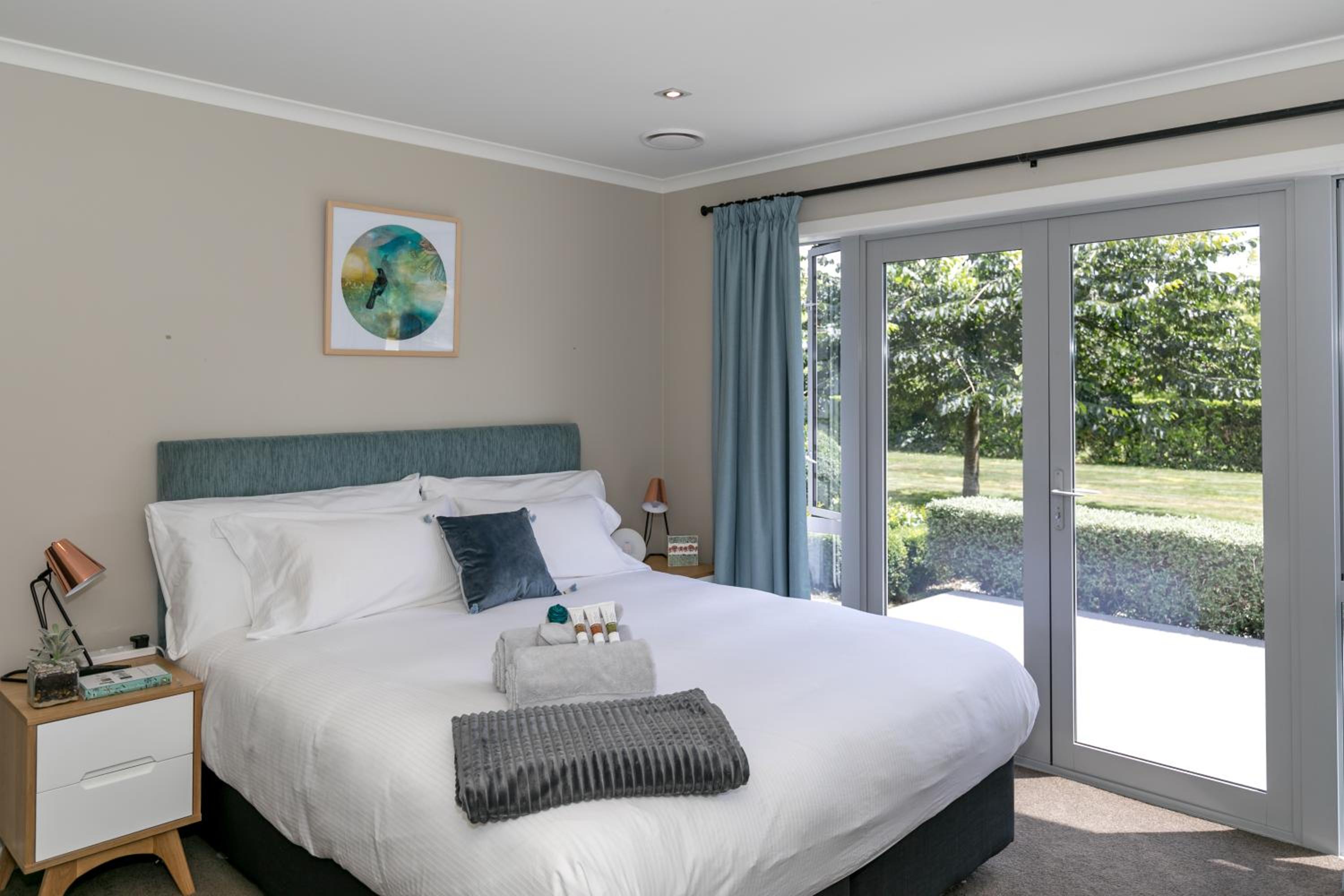 Spacious Modern Two-Bedroom Apartment view 2